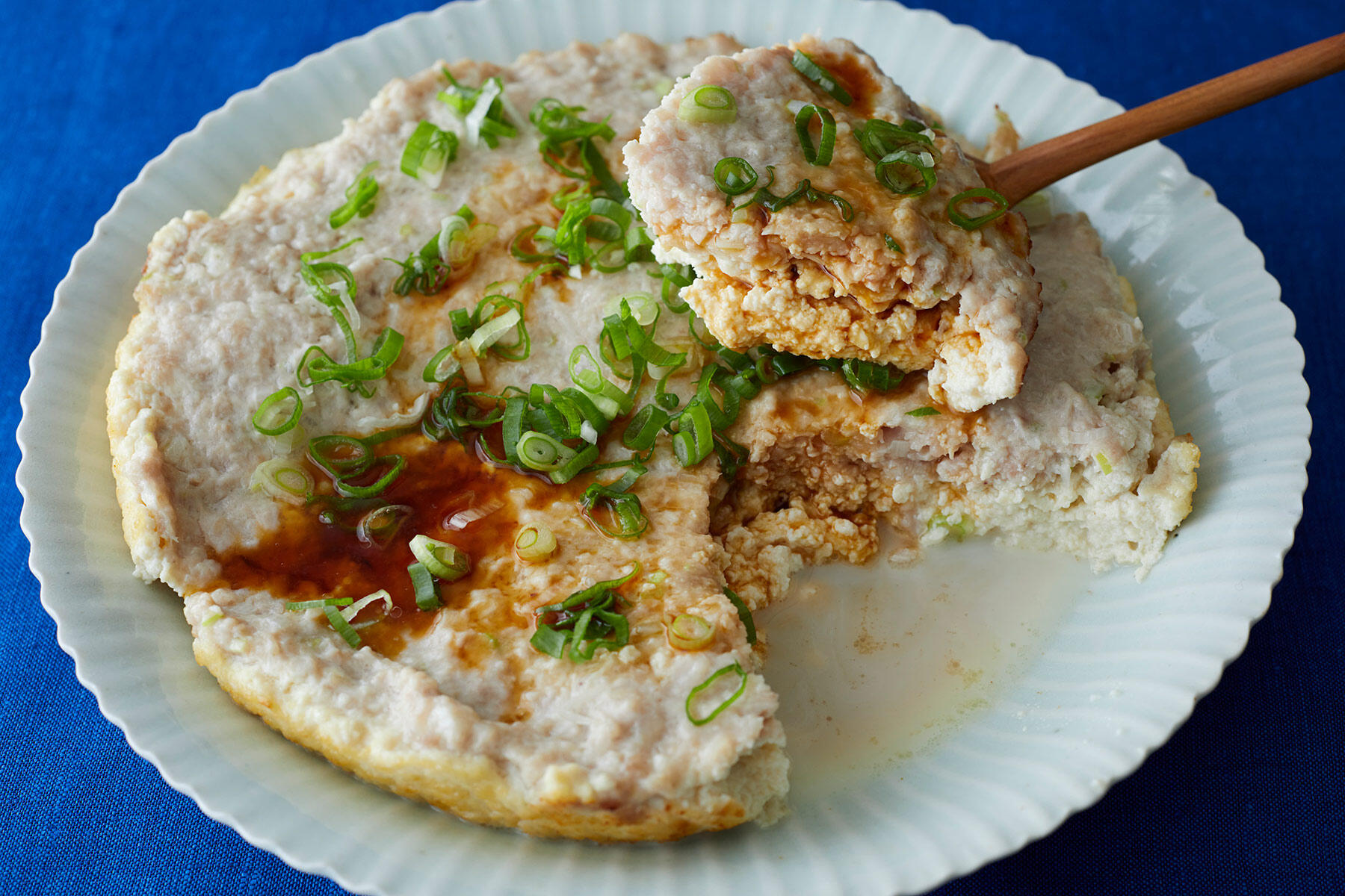 挽き肉の旨味が豆腐にしみ込んだ“豆腐と鶏挽き肉の重ね蒸し”