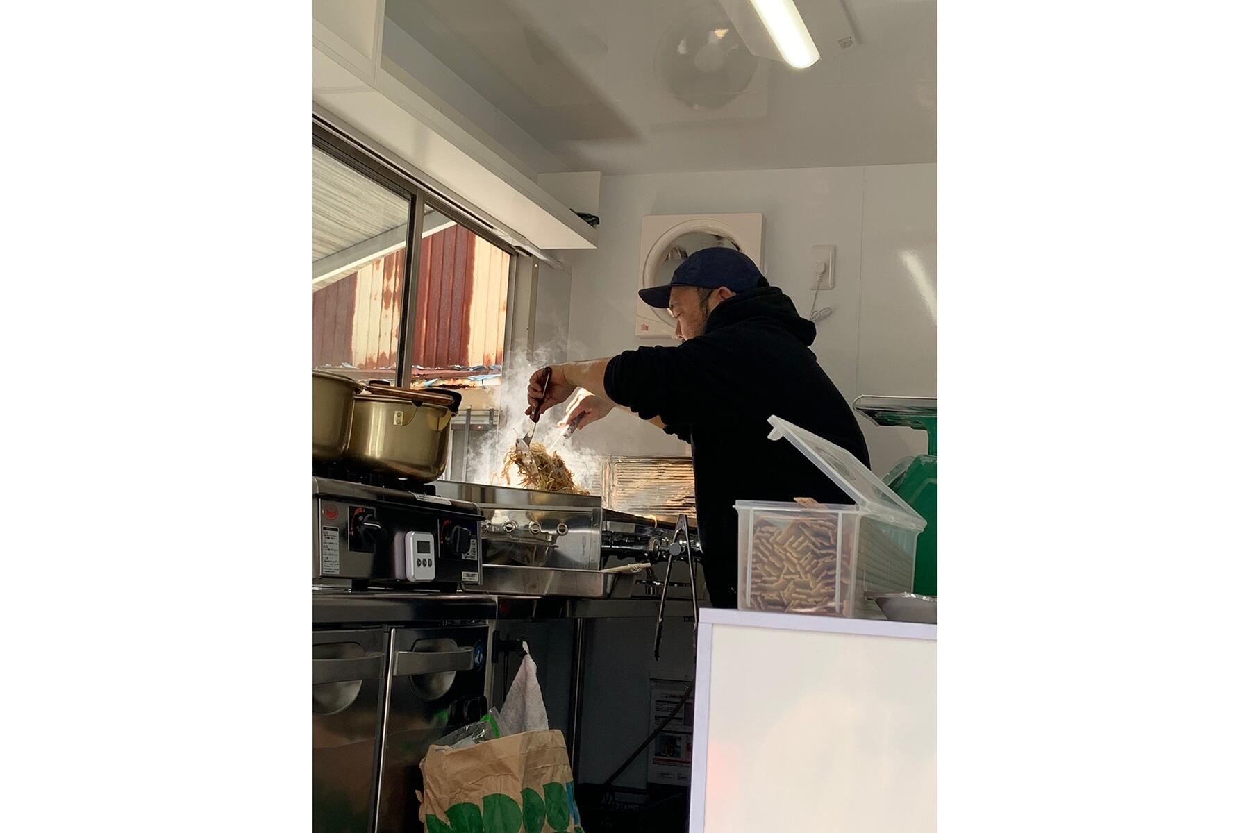 調理中の鎌田さん