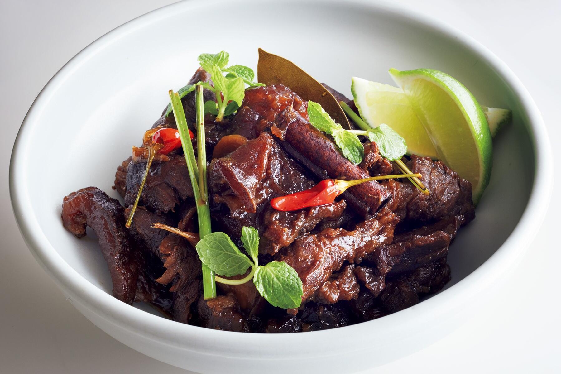 ハーブの甘やかな香りがワインと合う牛スジのエスニック煮”