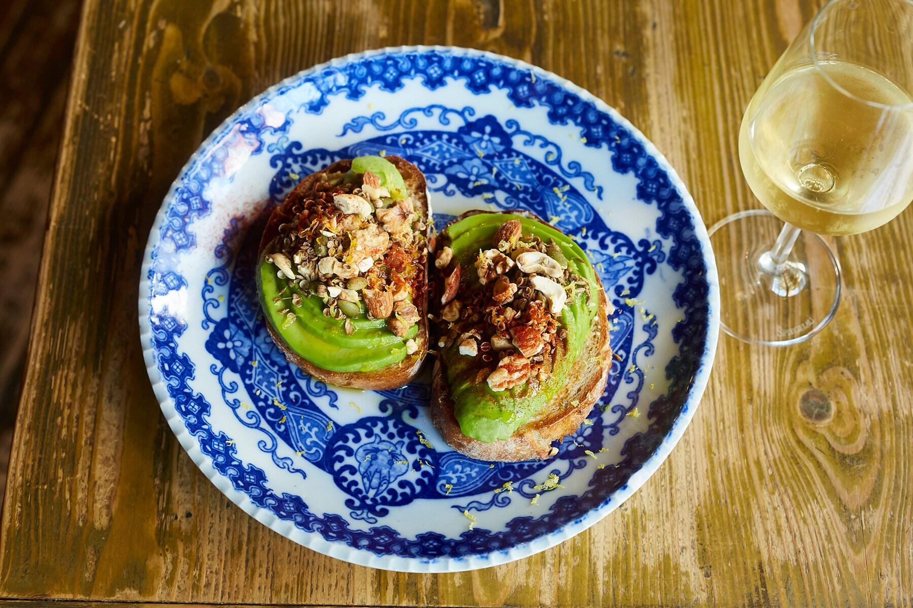 よく冷えた白ワインと合わせたい“アボカドトースト”