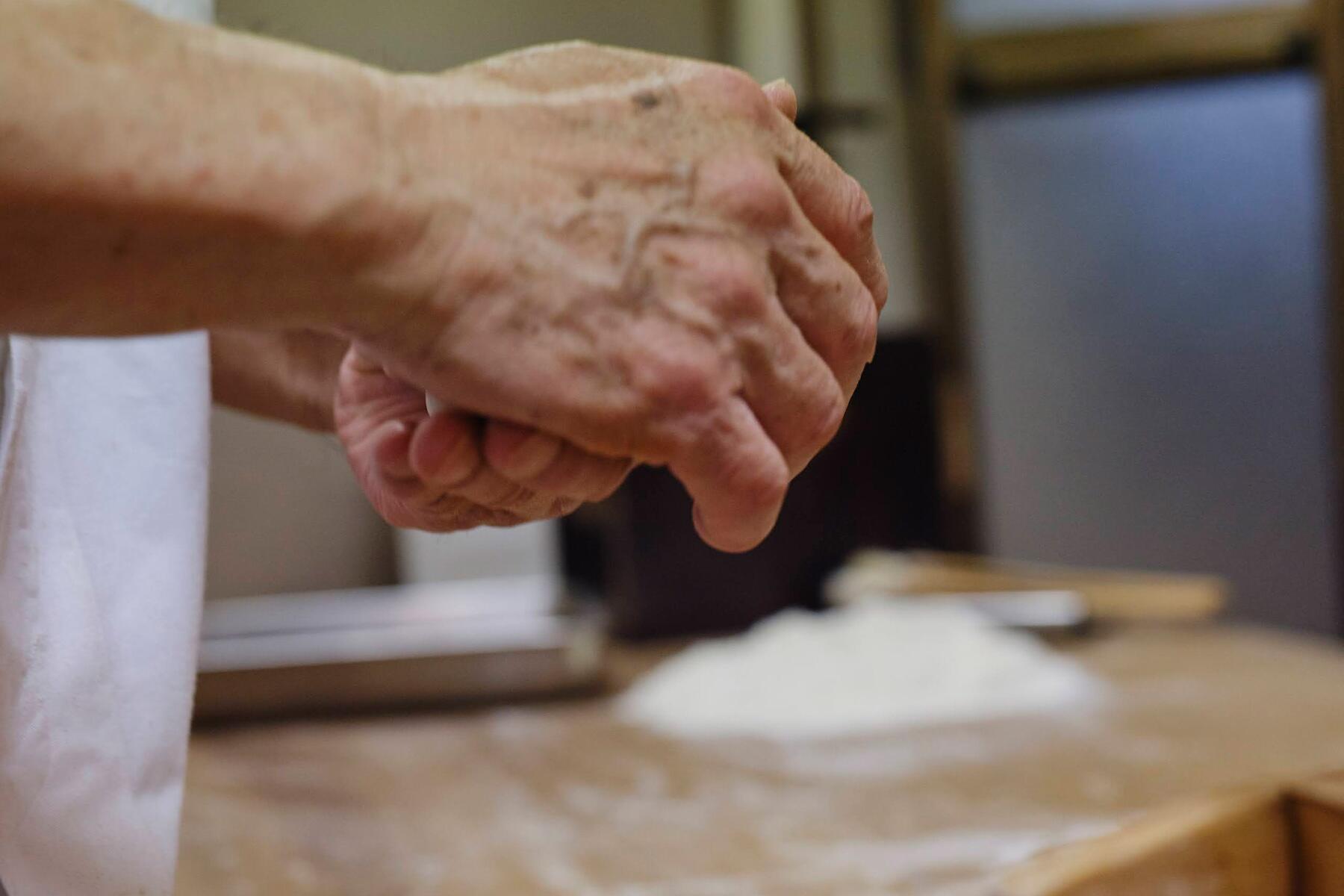 頭をおさえつける