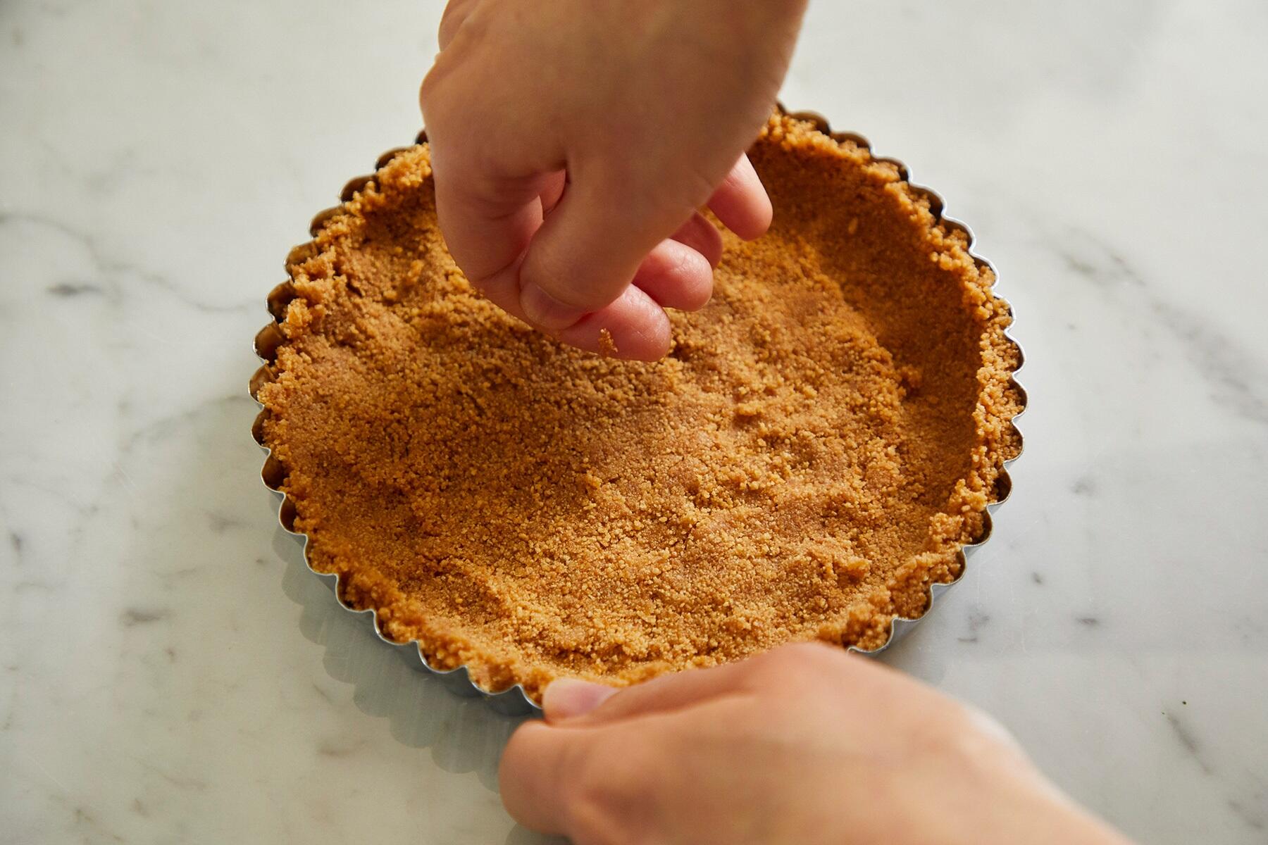 材料を混ぜて型に敷く。