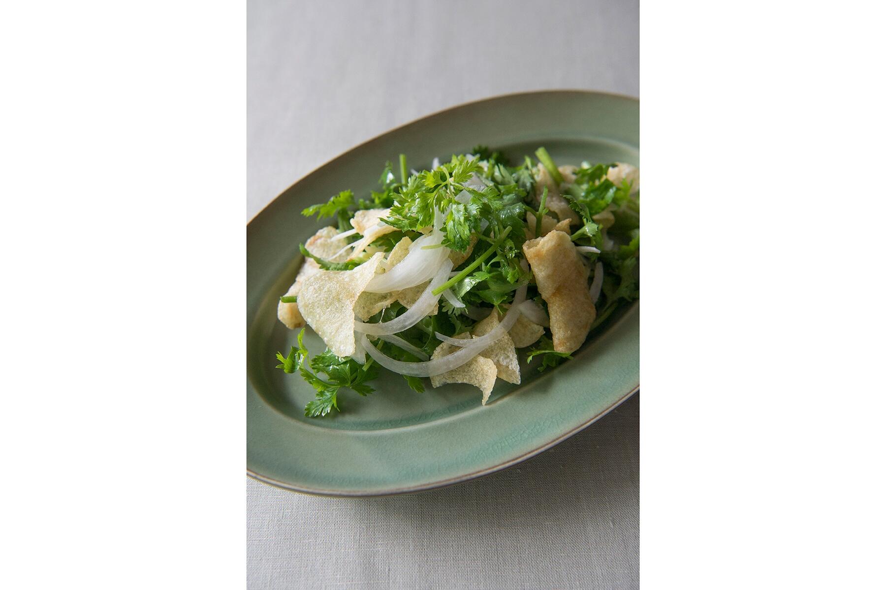 食感も楽しい“パクチーとポテトチップスのサラダ”