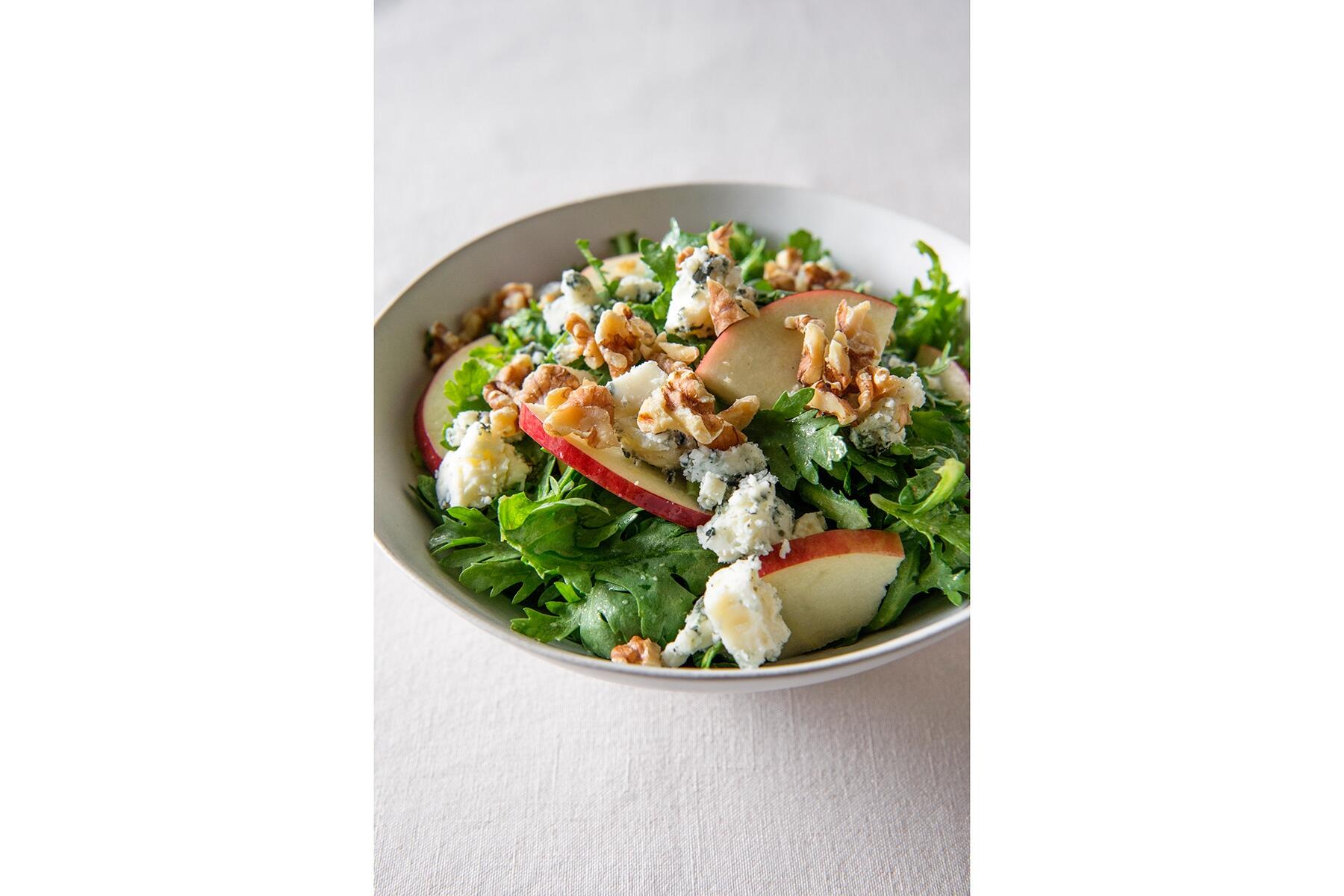 個性的な香りがたまらない“春菊とりんご・ブルーチーズのサラダ”