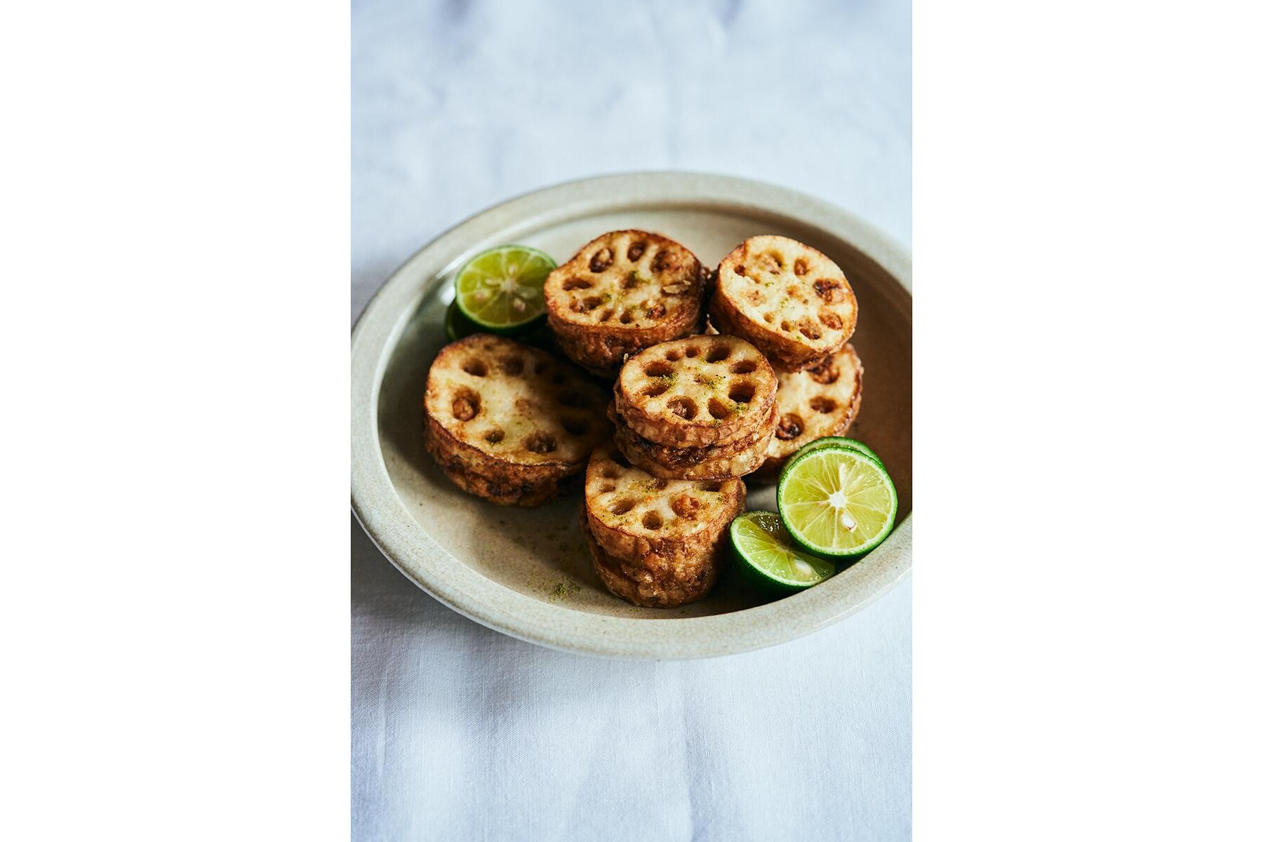 しゃっきりした歯ごたえにすだちが爽やかに香る“れんこんの挟み揚げ”