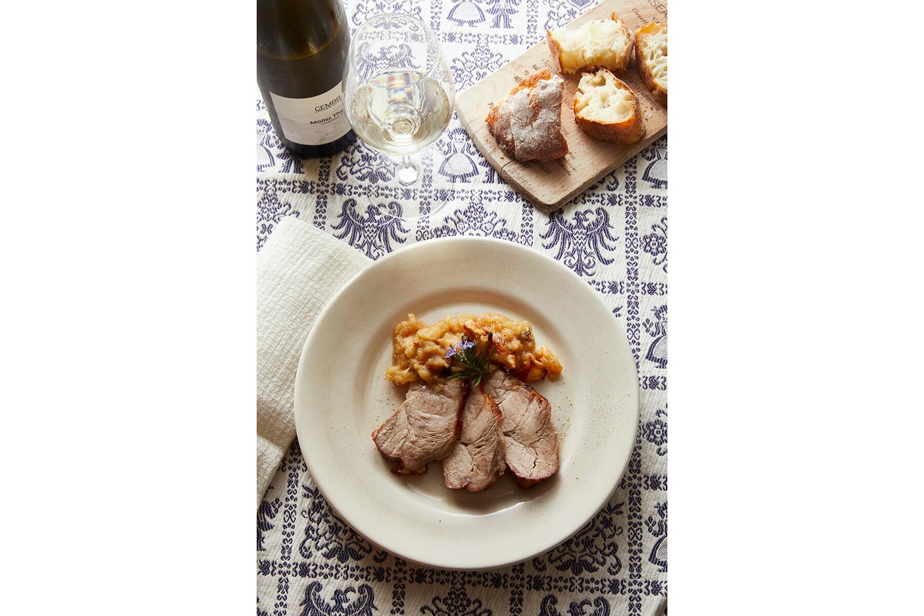 りんごの甘酸っぱさがとびきりのソースになる“豚肉とりんごの煮込み”