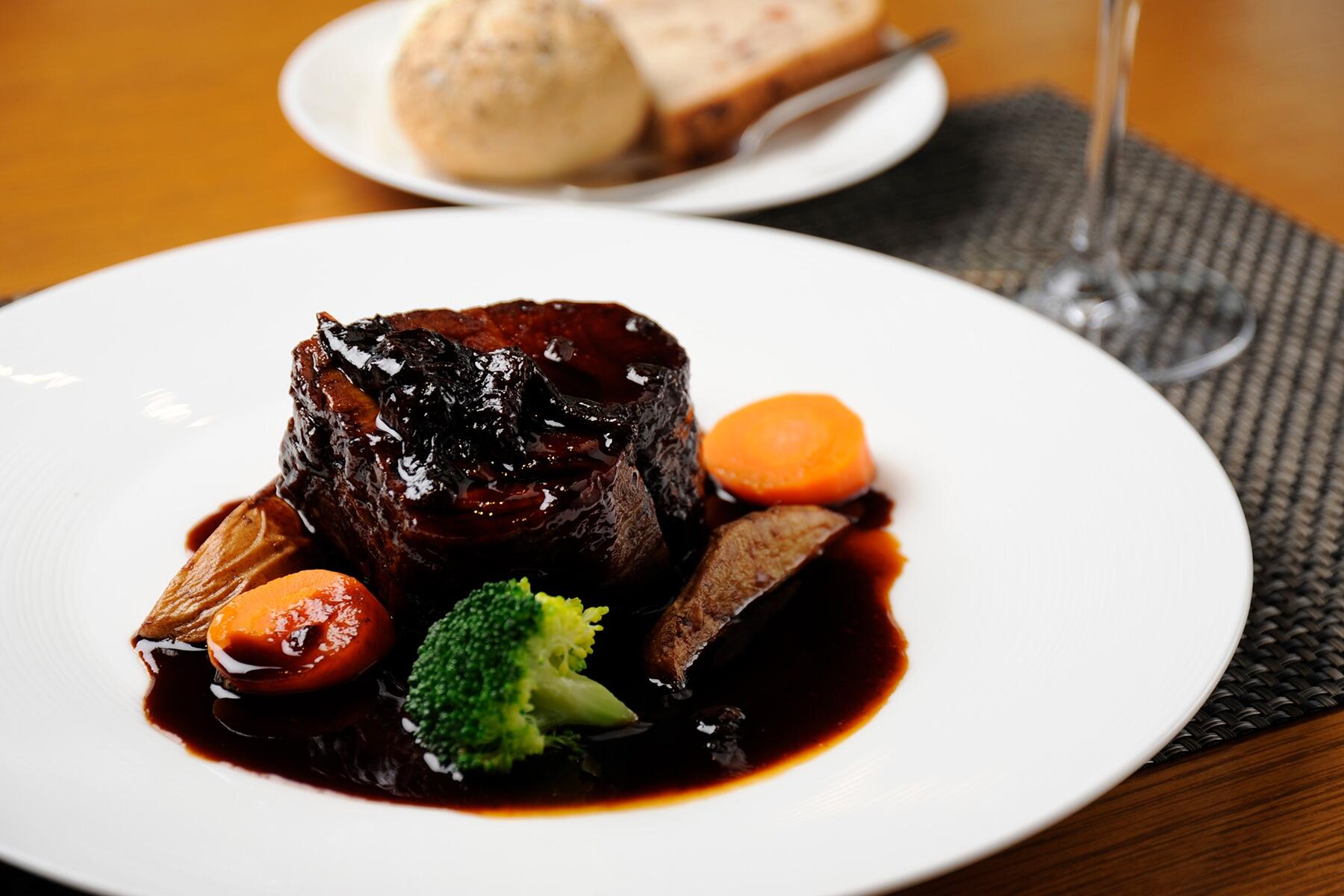 余市麦豚のプルーンと赤ワイン煮