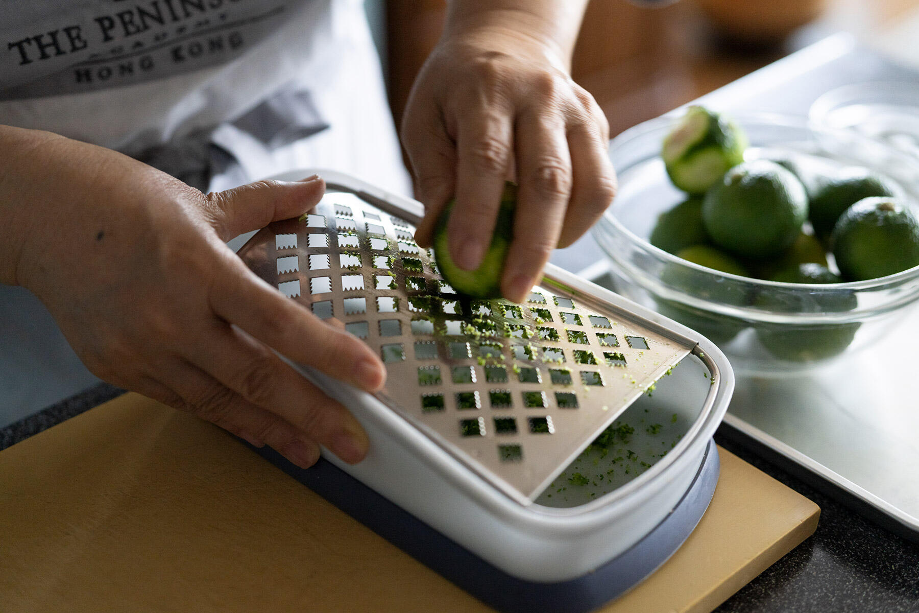 青柚子をすりおろす