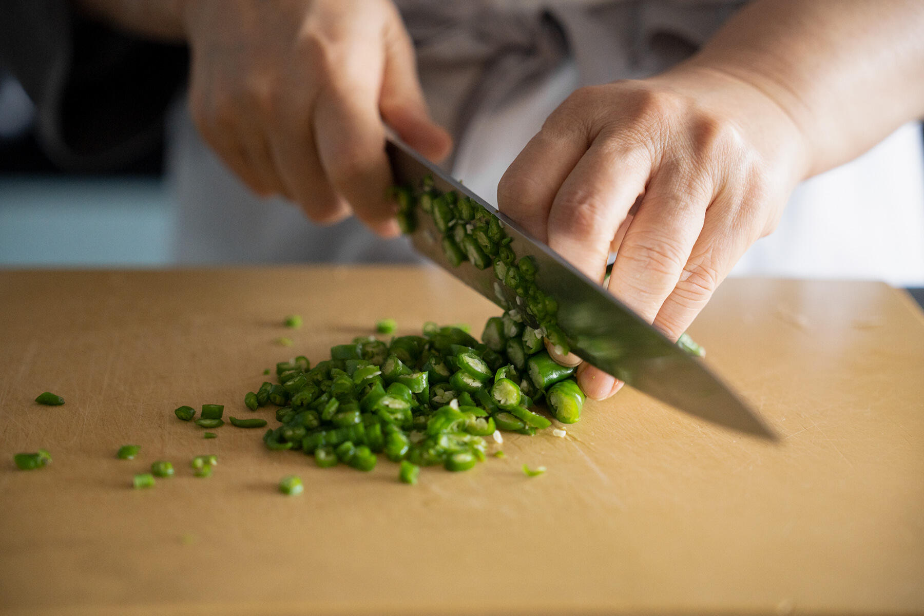 青唐辛子をみじん切りにする