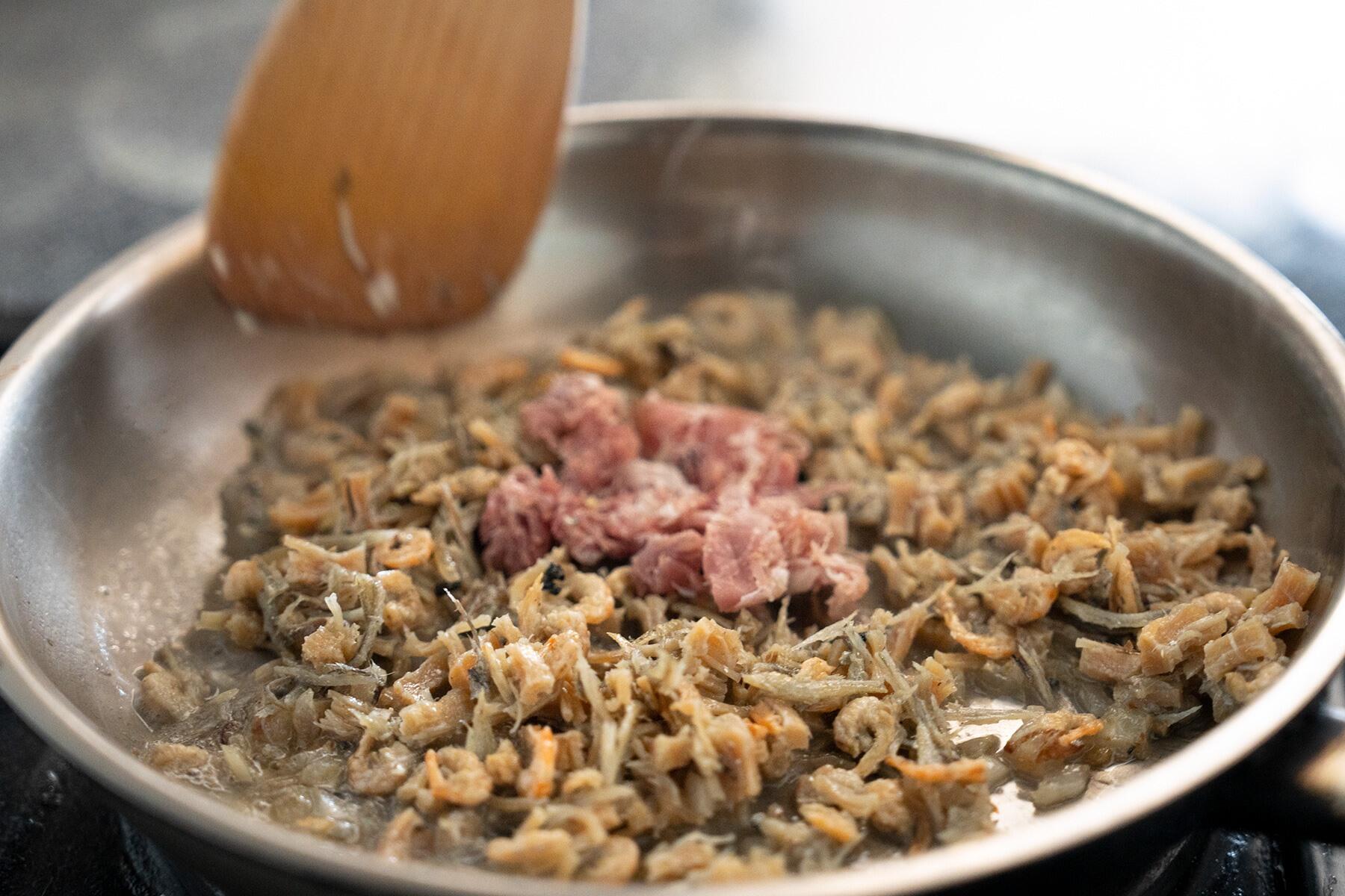 具材を炒め合わせる