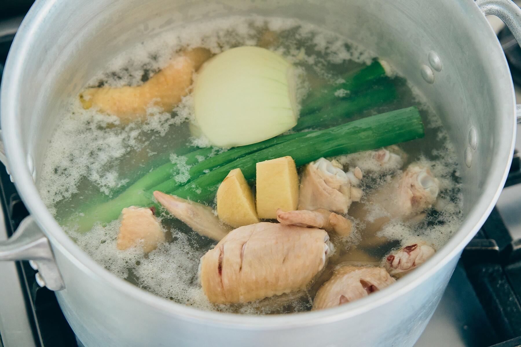 鶏だしをとる