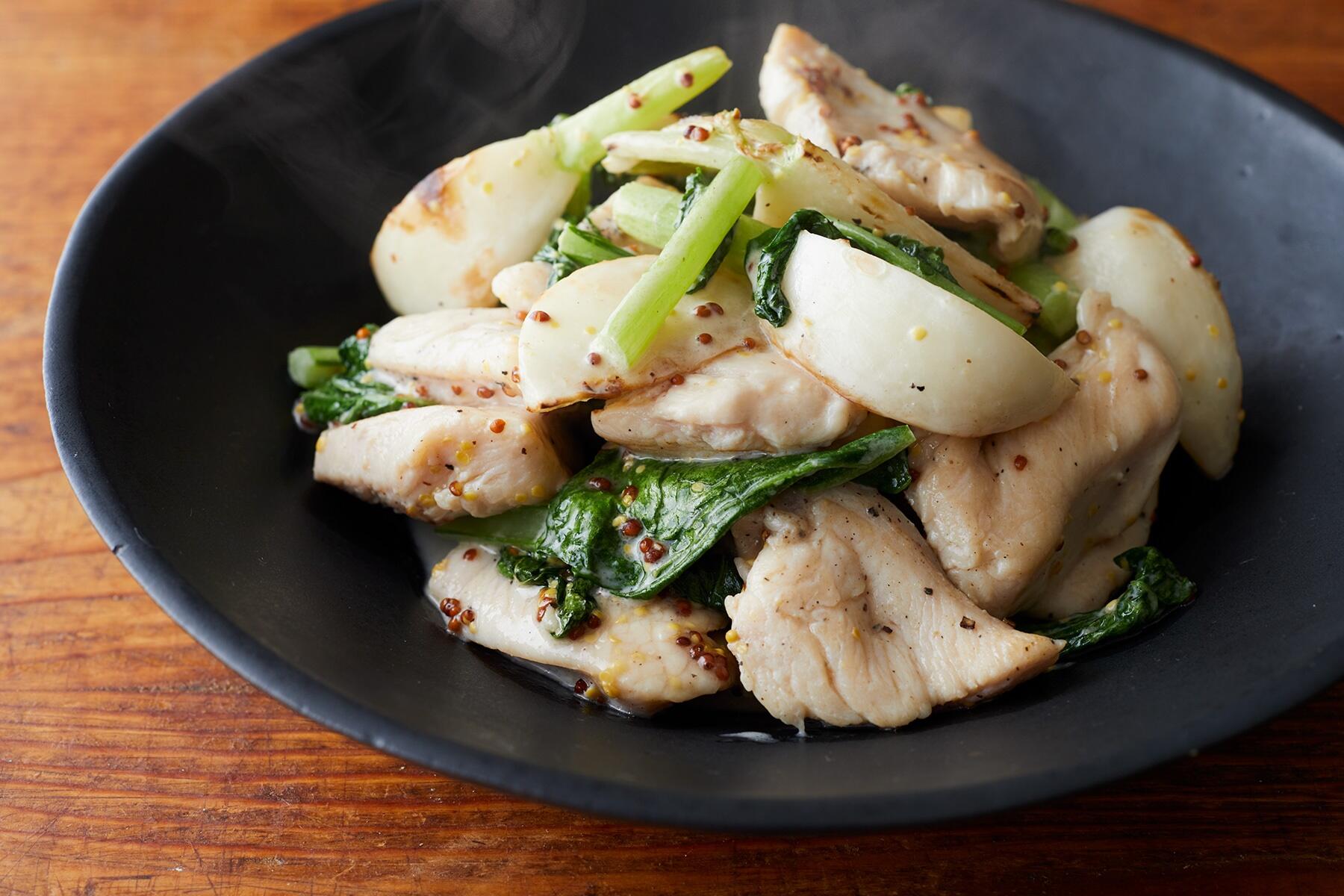 シャクっと甘いかぶと酸味が美味！“鶏むね肉とかぶの粒マスタード炒め”