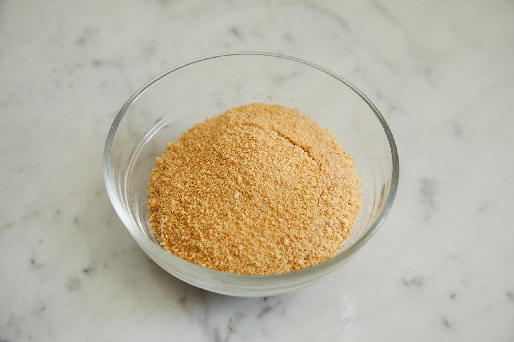 グラハムクラッカーを粉末にする