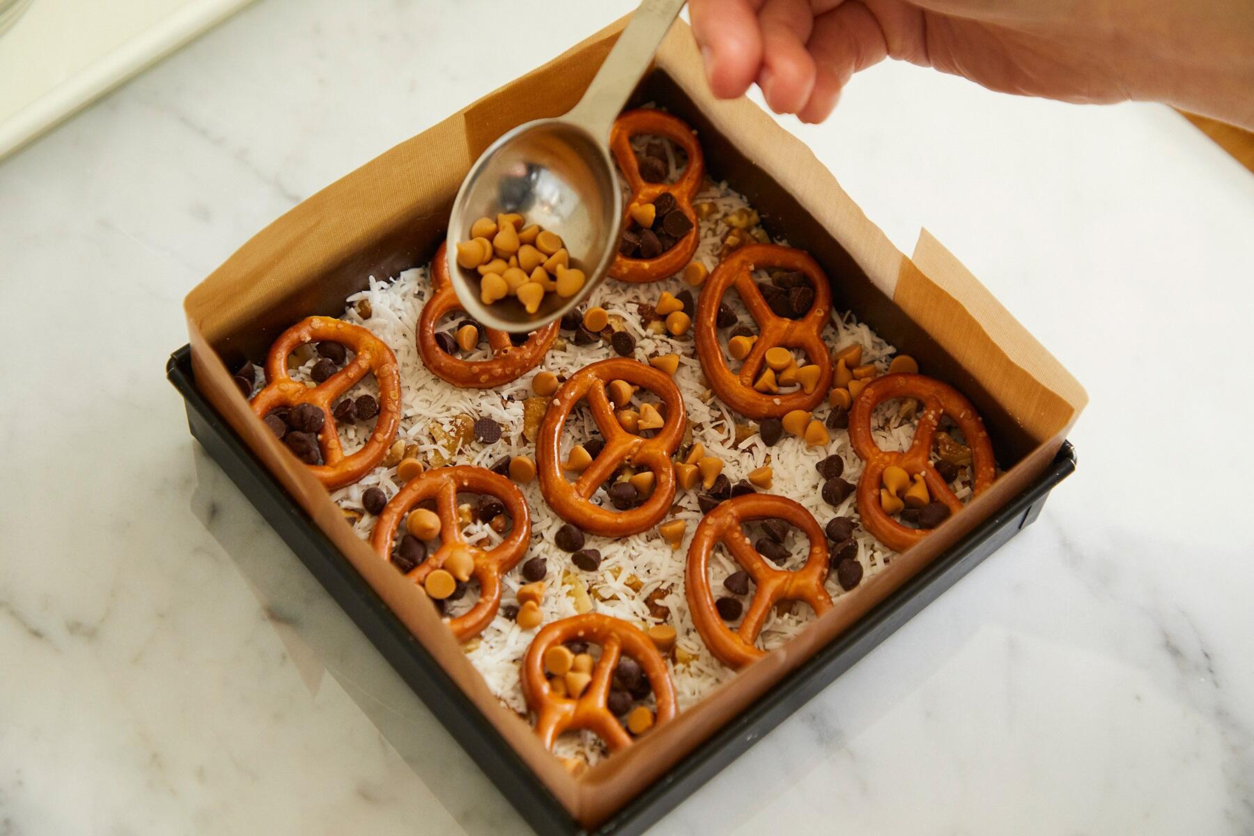 チョコチップ、クルミ、ココナッツ、プレッツェルを順に重ねる