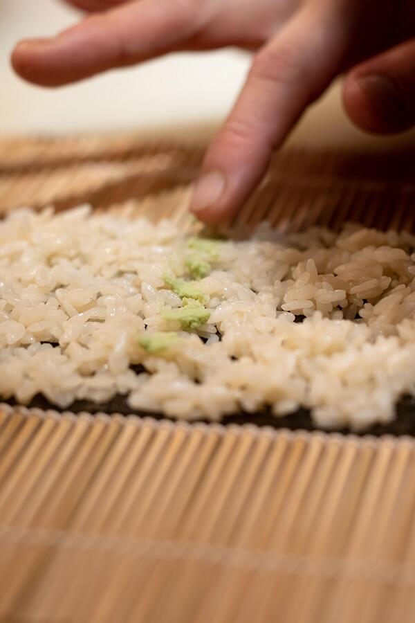 酢飯を広げ、具をのせる