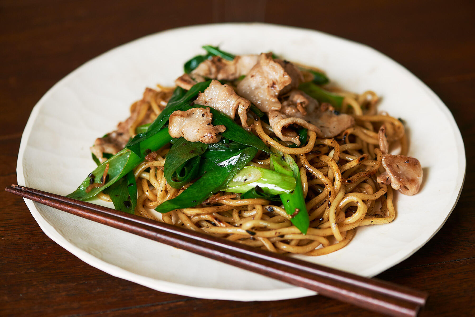 豆豉の深いコクが旨い“豚バラと青ねぎの豆豉焼きそば”