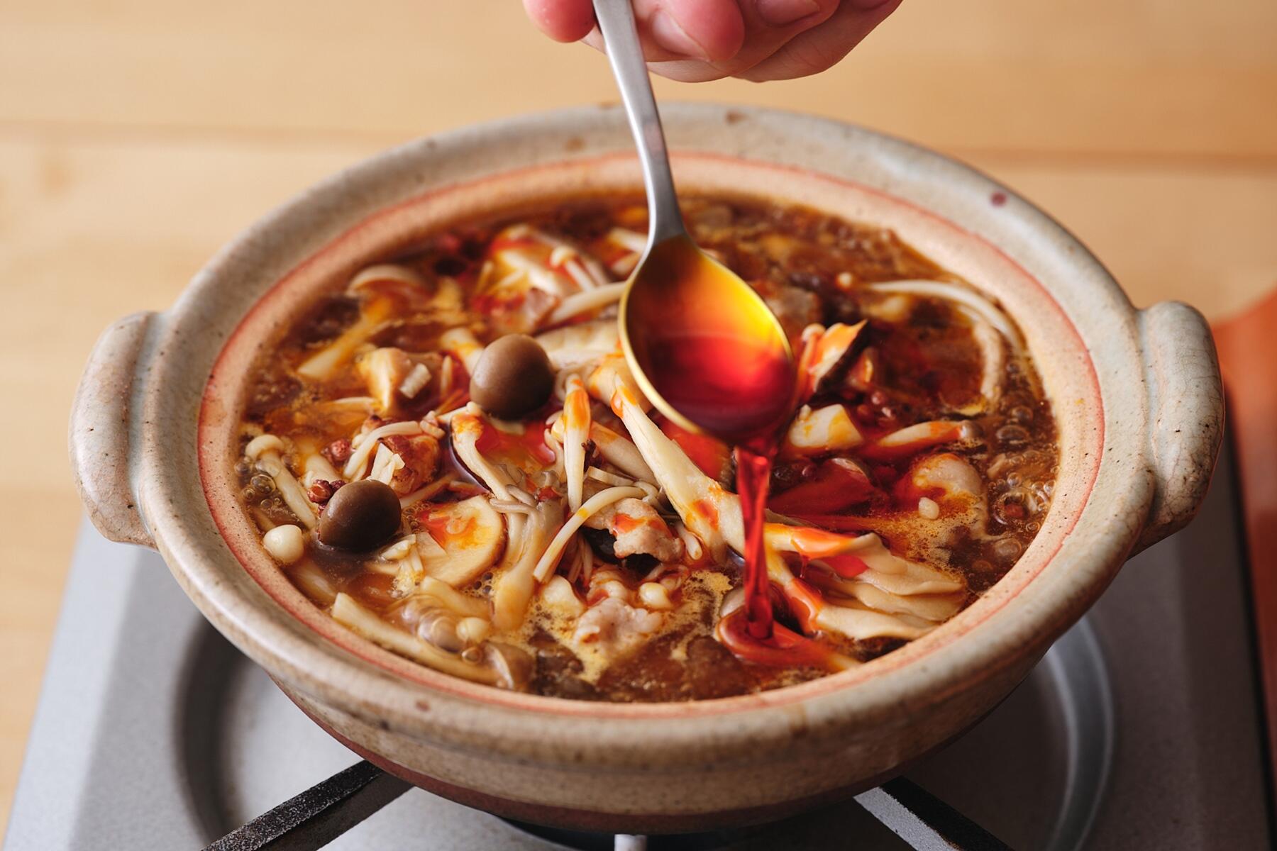 ヒリリと辛味が効いた“きのこ鍋四川風”