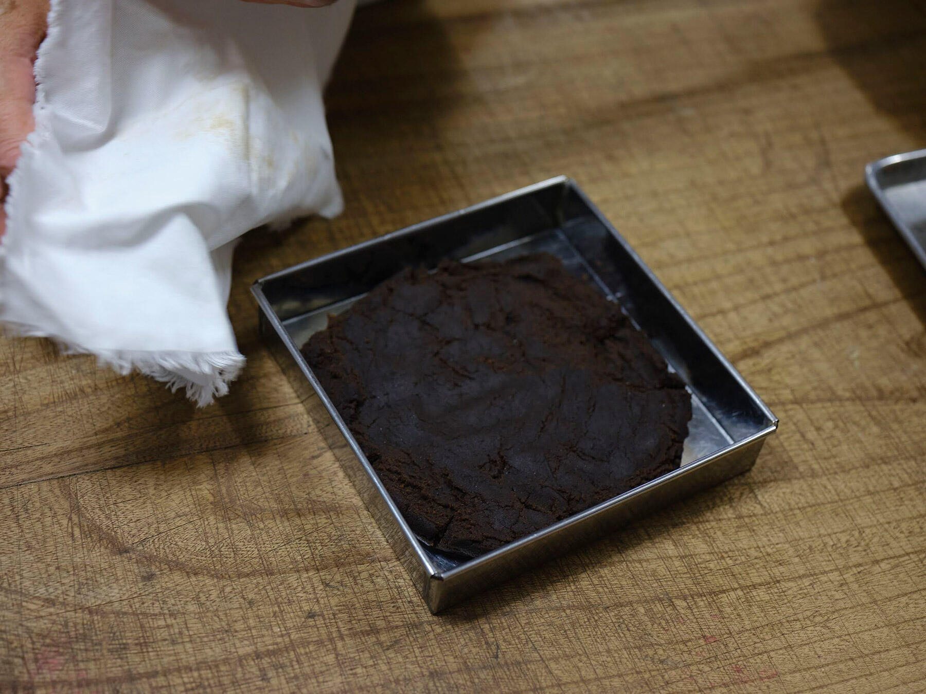 練った生地を広げる