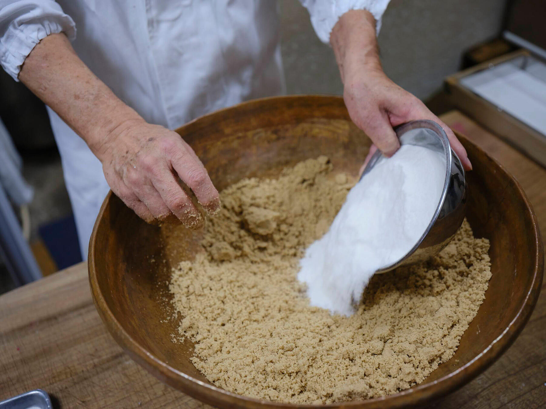 寒梅粉を入れる