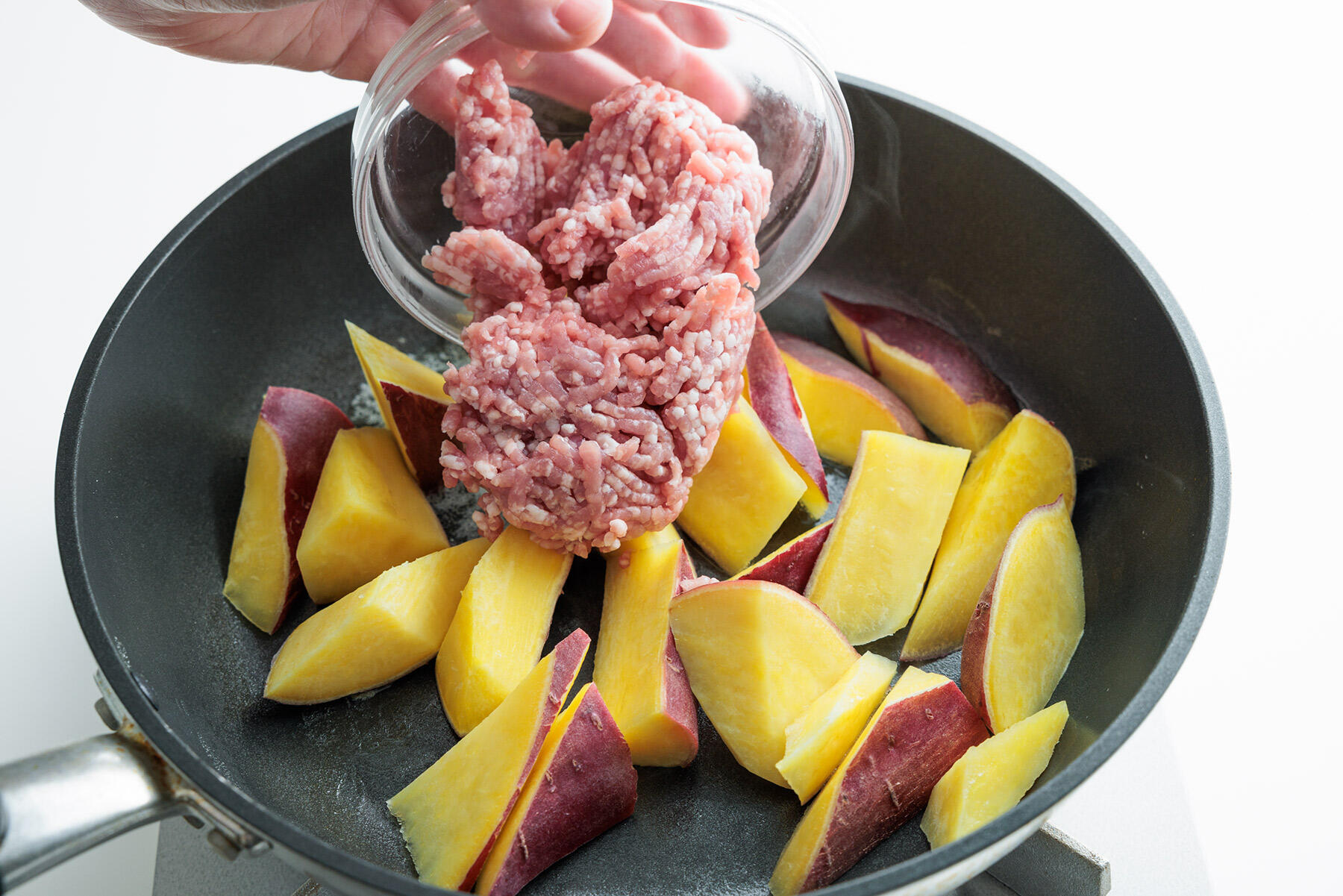 挽き肉を加え炒める