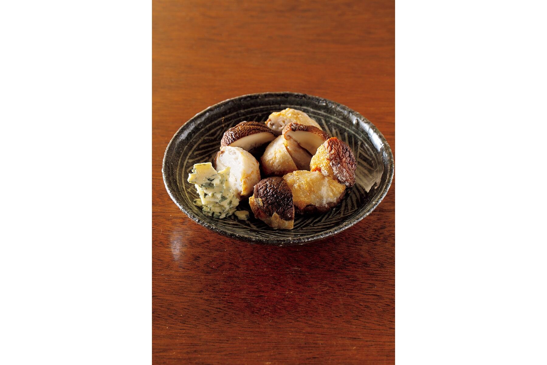 ブルーチーズがアクセントの“椎茸の里芋詰め揚げ”