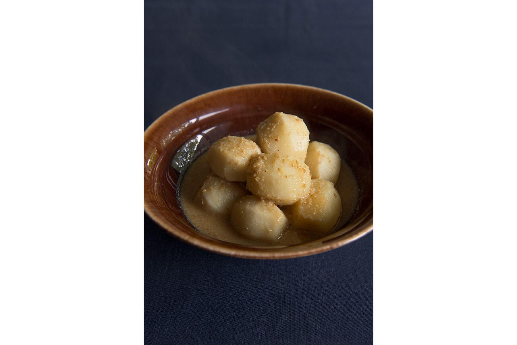 ホクホク食感がたまらない“里芋の胡麻味噌煮”