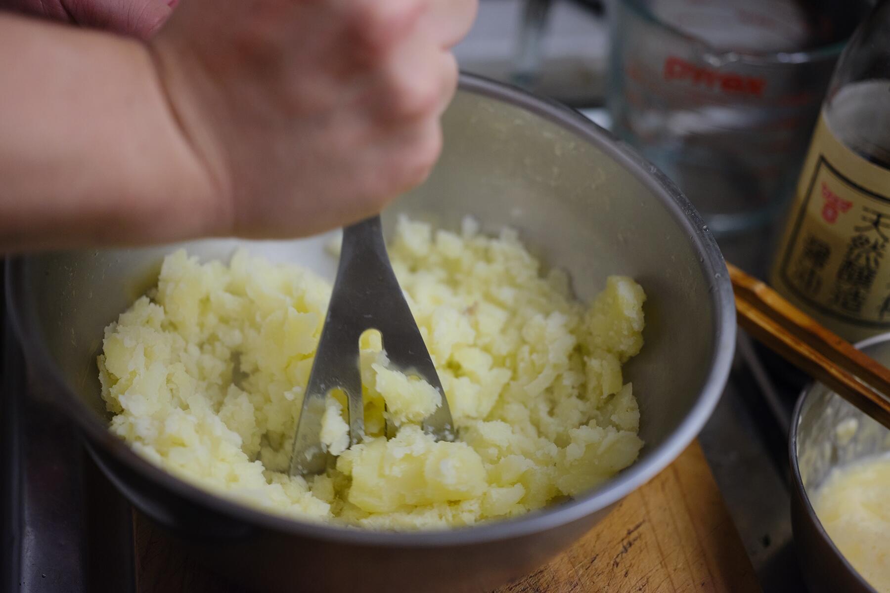 じゃがいもをつぶす