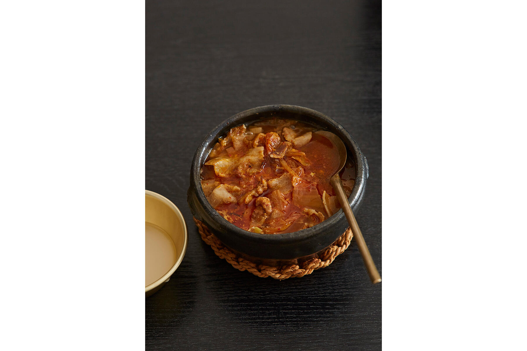 炒めたキムチの旨味がたまらない“小鍋チゲ”