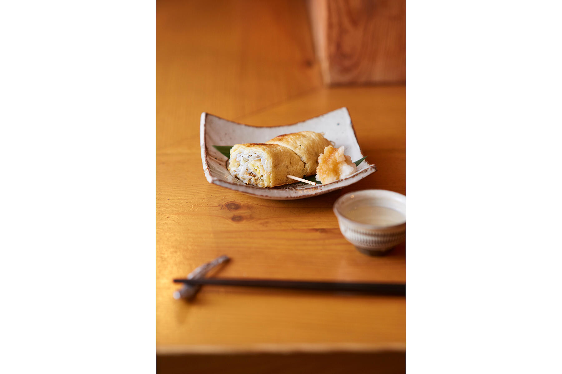 定番の美味しさ！“しらすと葱とチーズの油揚げ巻き焼き”