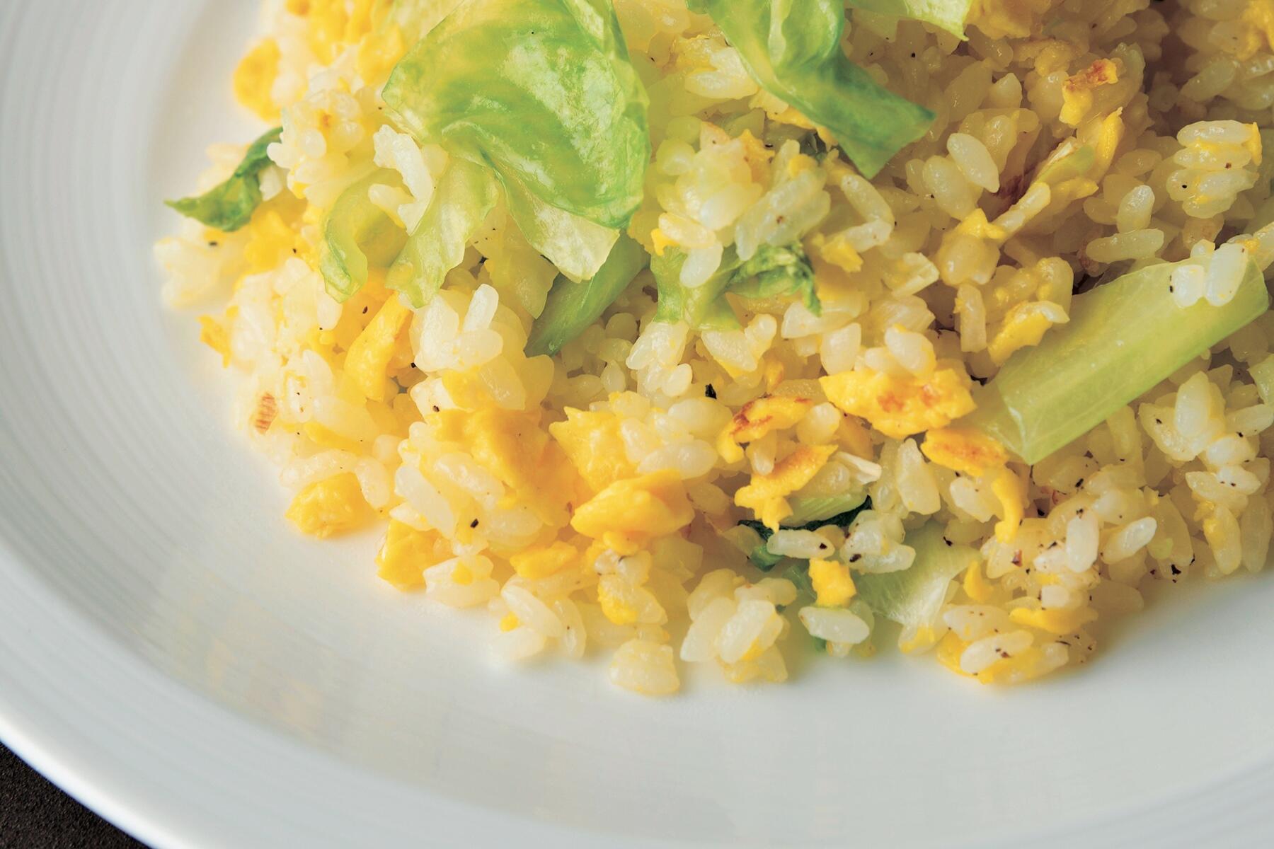 パラパラ＆ふんわりに仕上げる“卵とレタスのチャーハン”