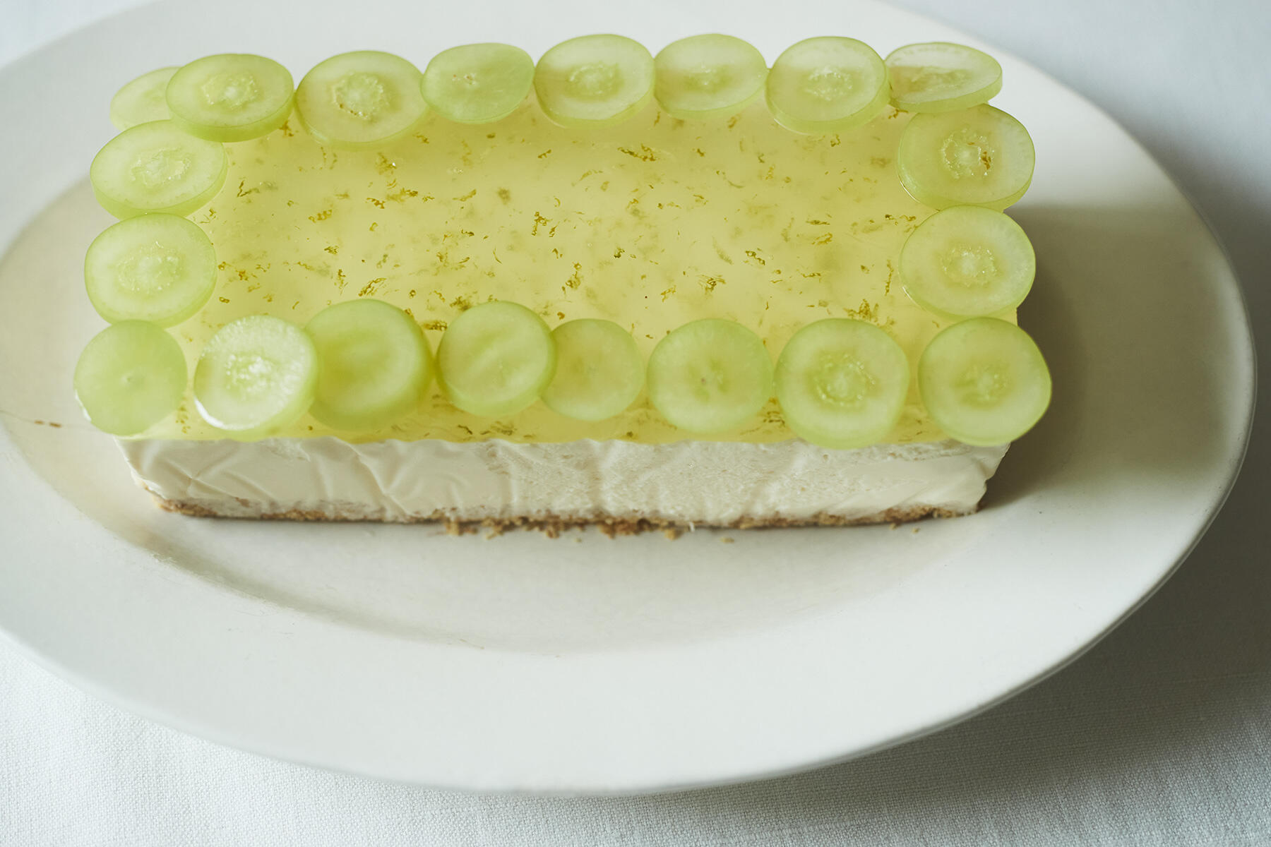 爽やかさが魅力の“かぼすとマスカットのレアチーズケーキ”