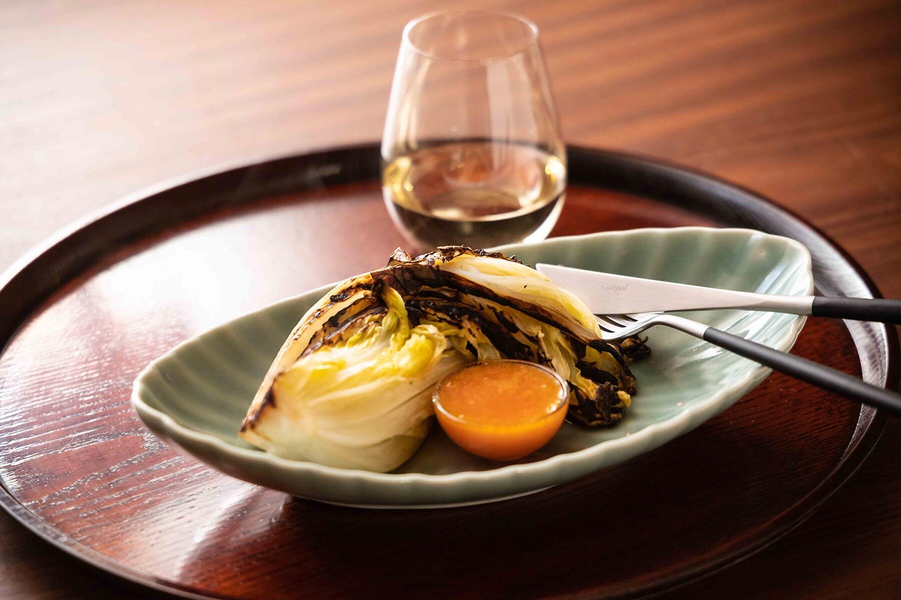 料理研究家・大原千鶴さんの今宵のあてより“焼き白菜 明太卵黄ソース添え”