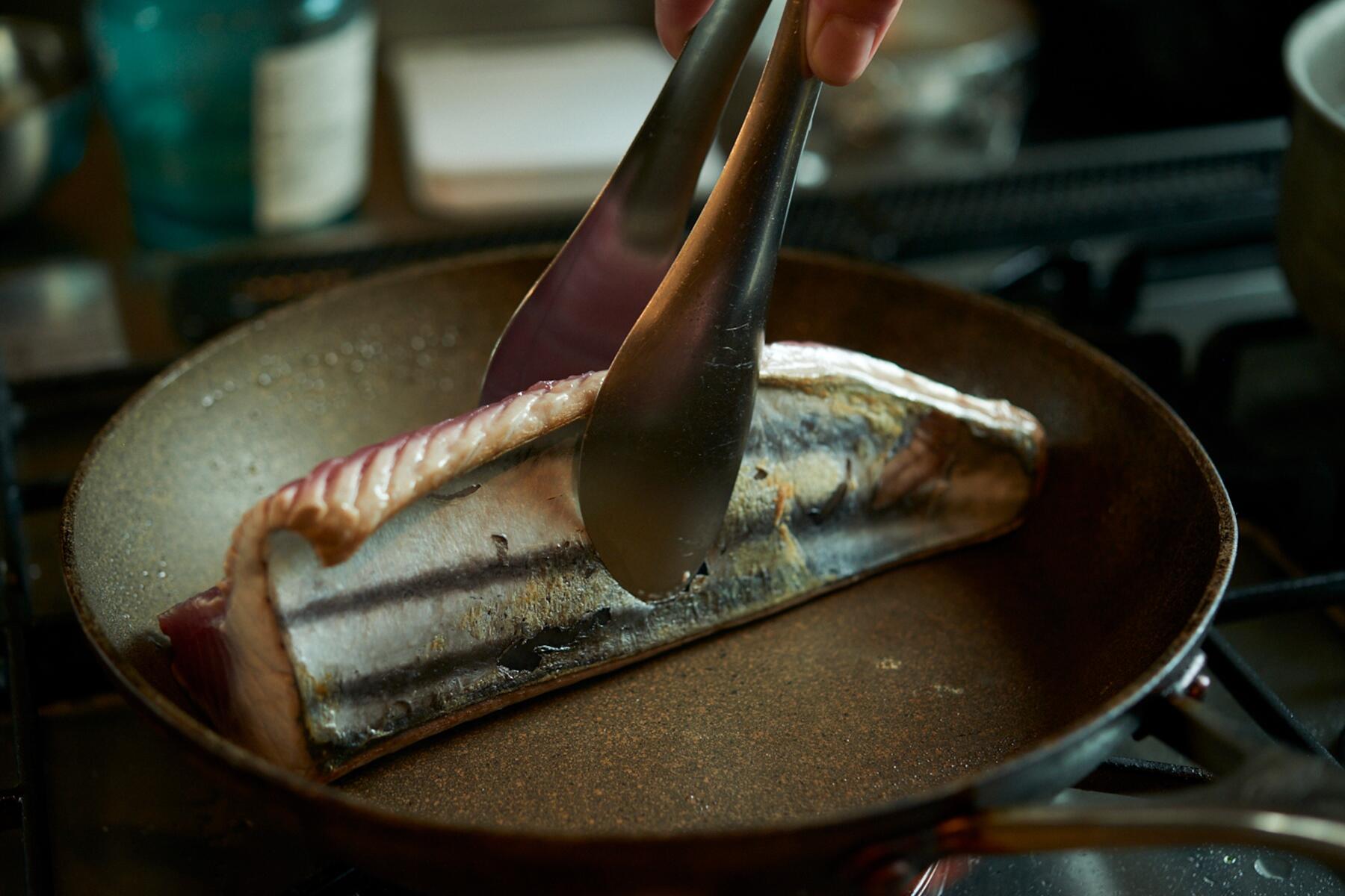 鰹を焼きつける