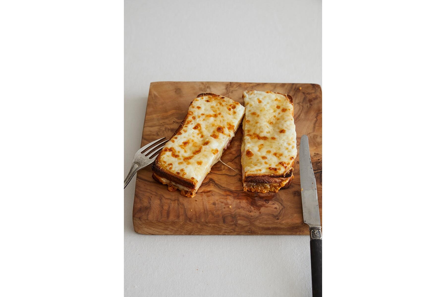 表面はカリッと！中はあつあつの“クロックムッシュ”