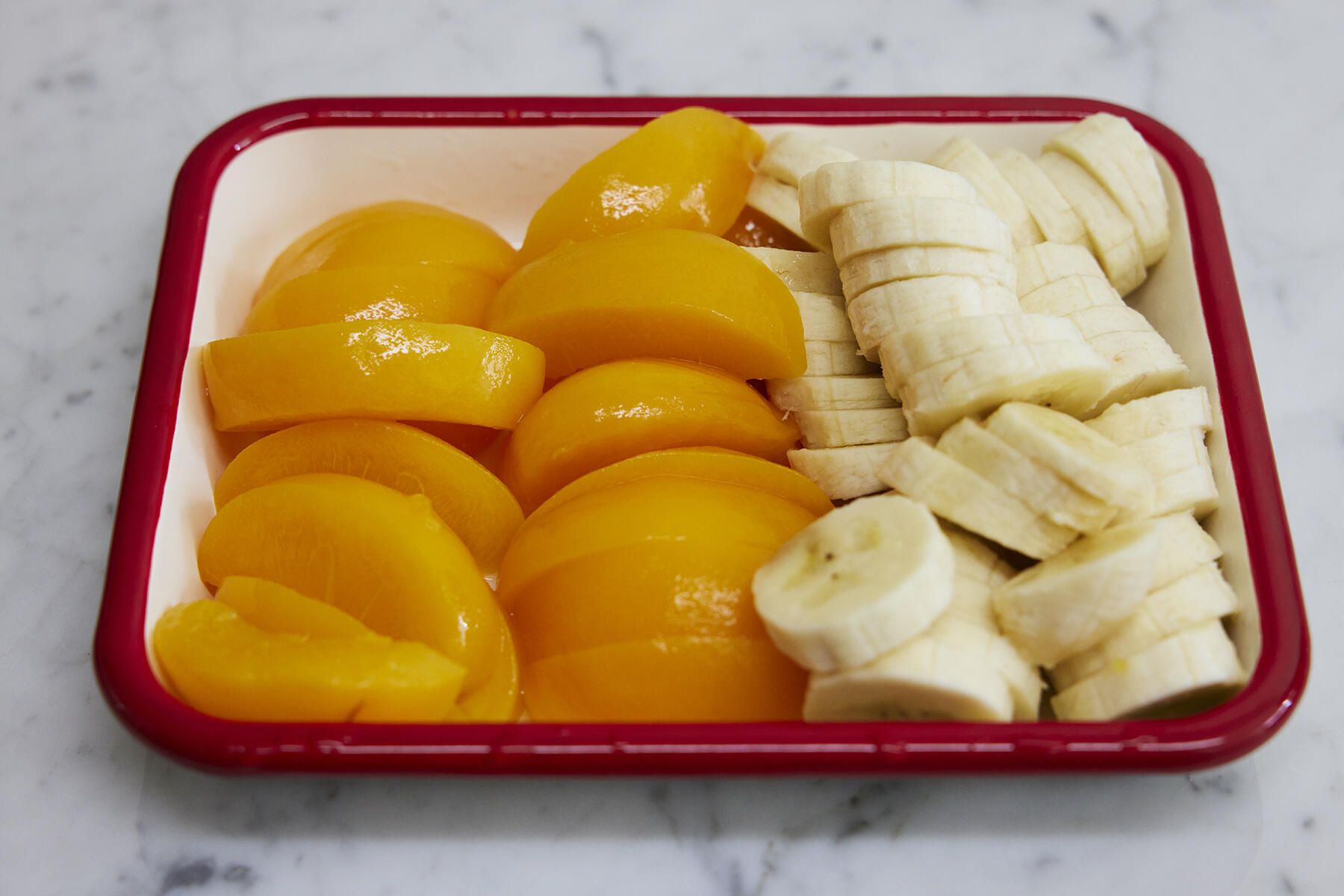 果物をカットする