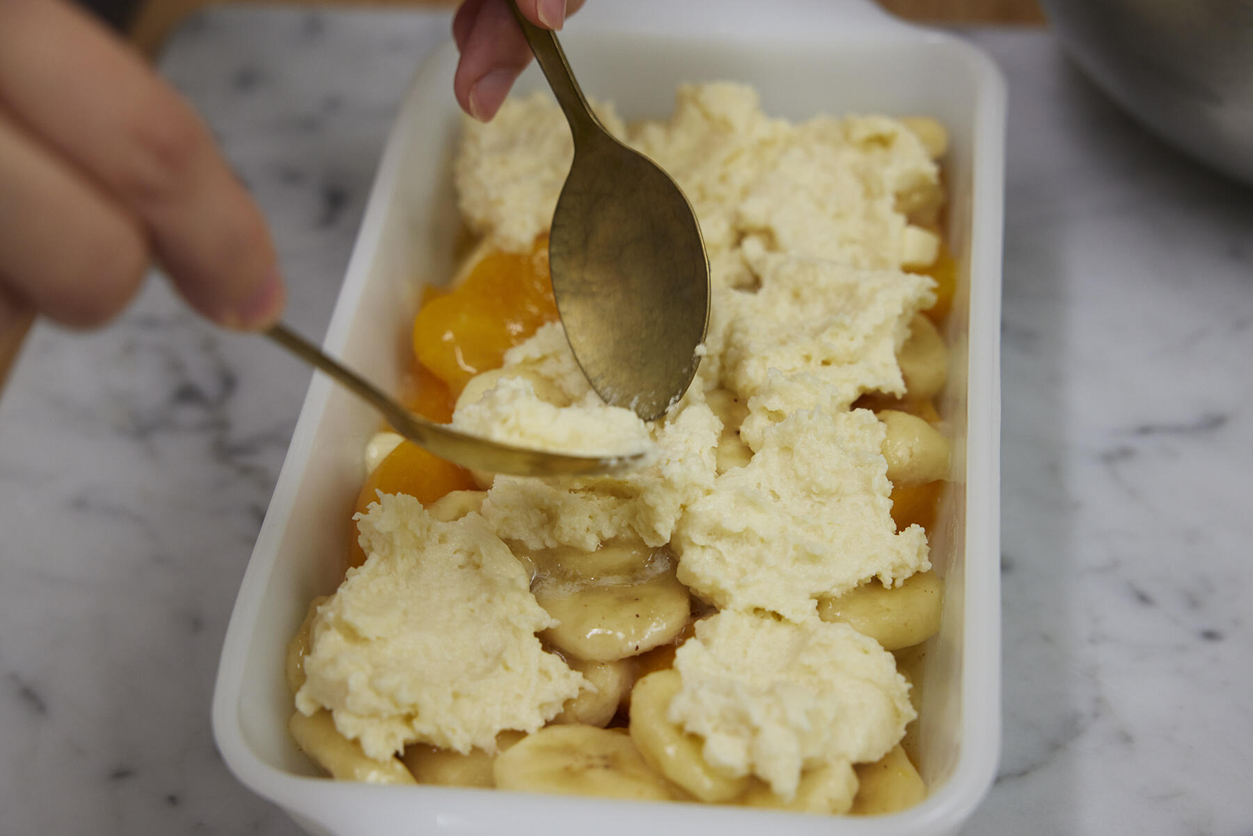 生地を果物の上にのせる