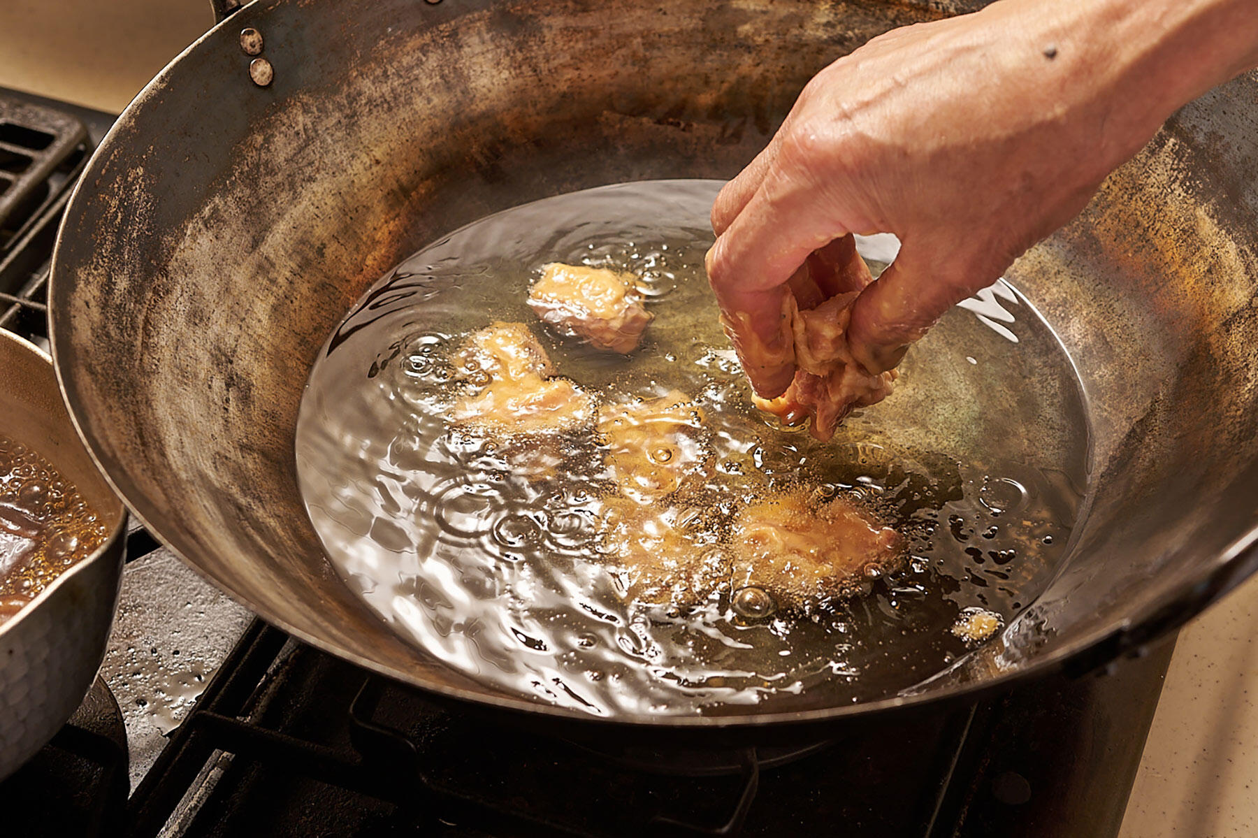 肉と野菜を揚げる