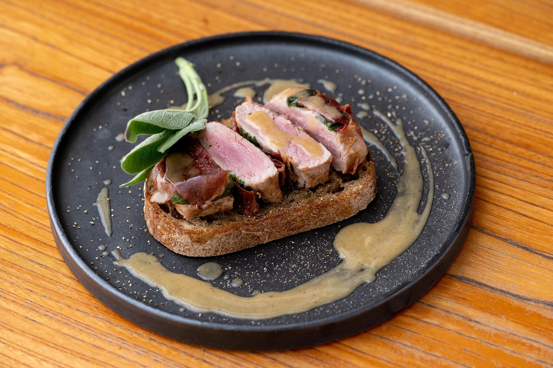 レモンの酸味が効いた、爽やかな“サルティンボッカのブルスケッタ”