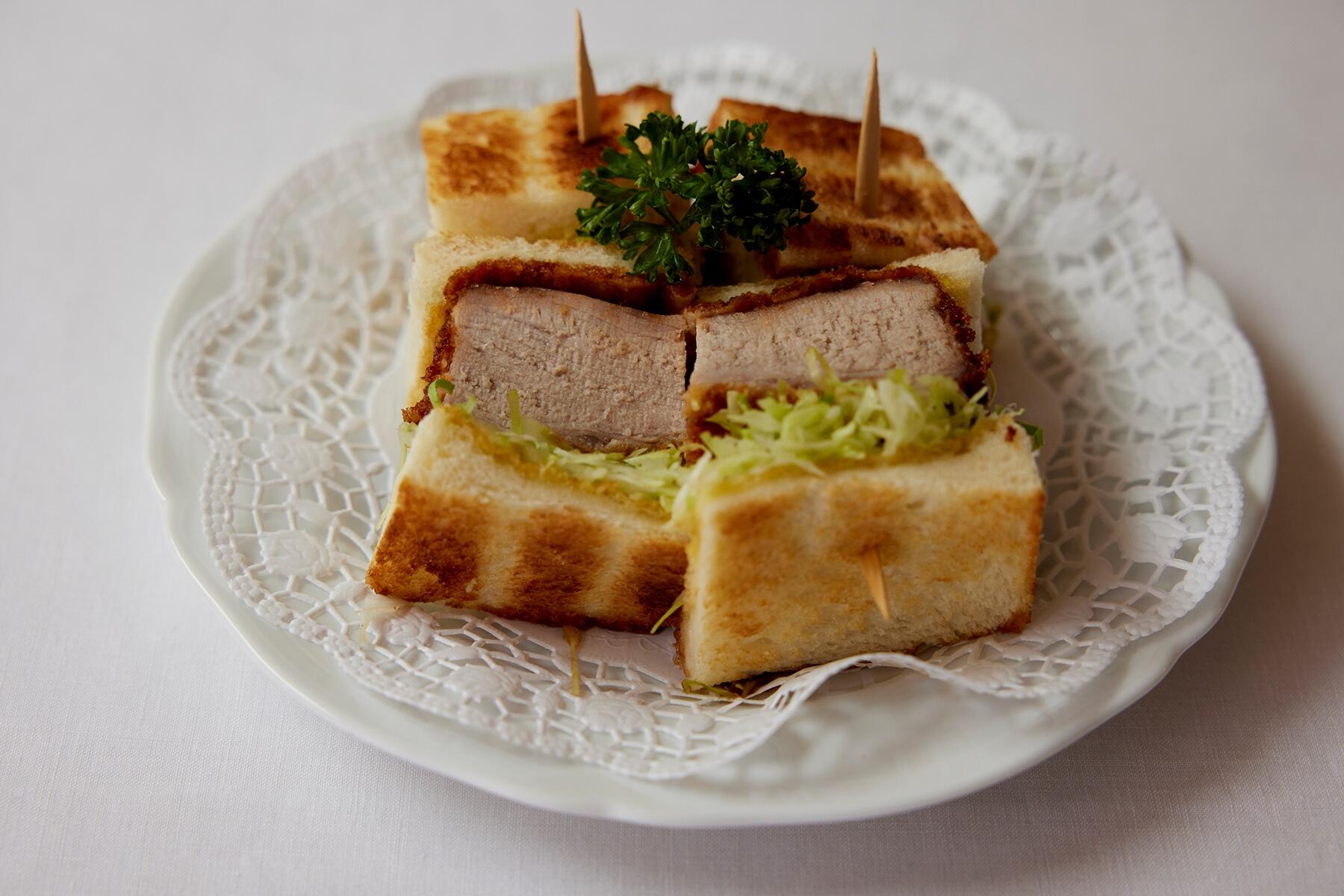 アツアツを頬張るのがお薦め！“ヒレカツサンド”