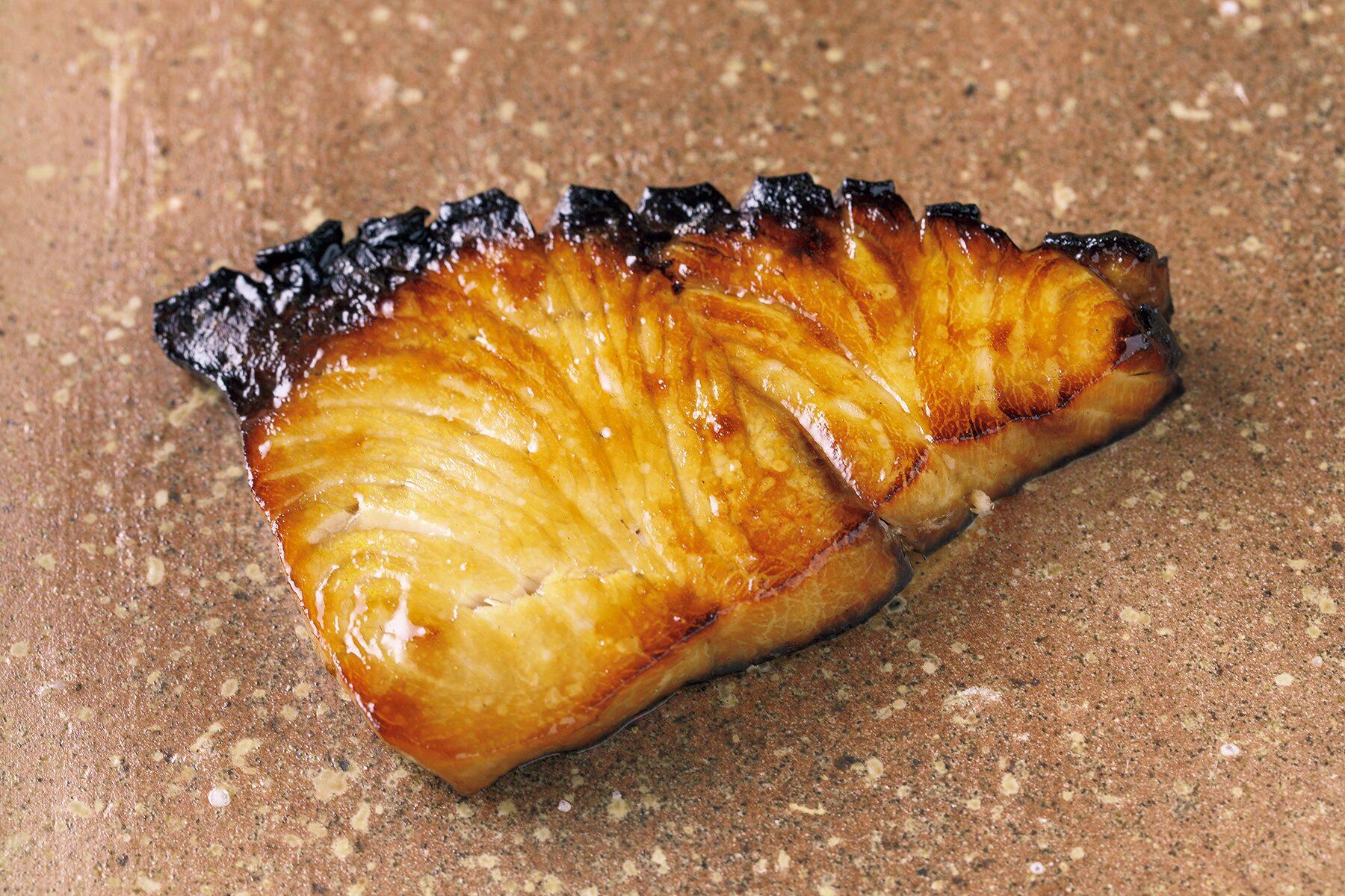 上品な脂と香ばしさが際立つ“ブリの醤油漬け焼き”