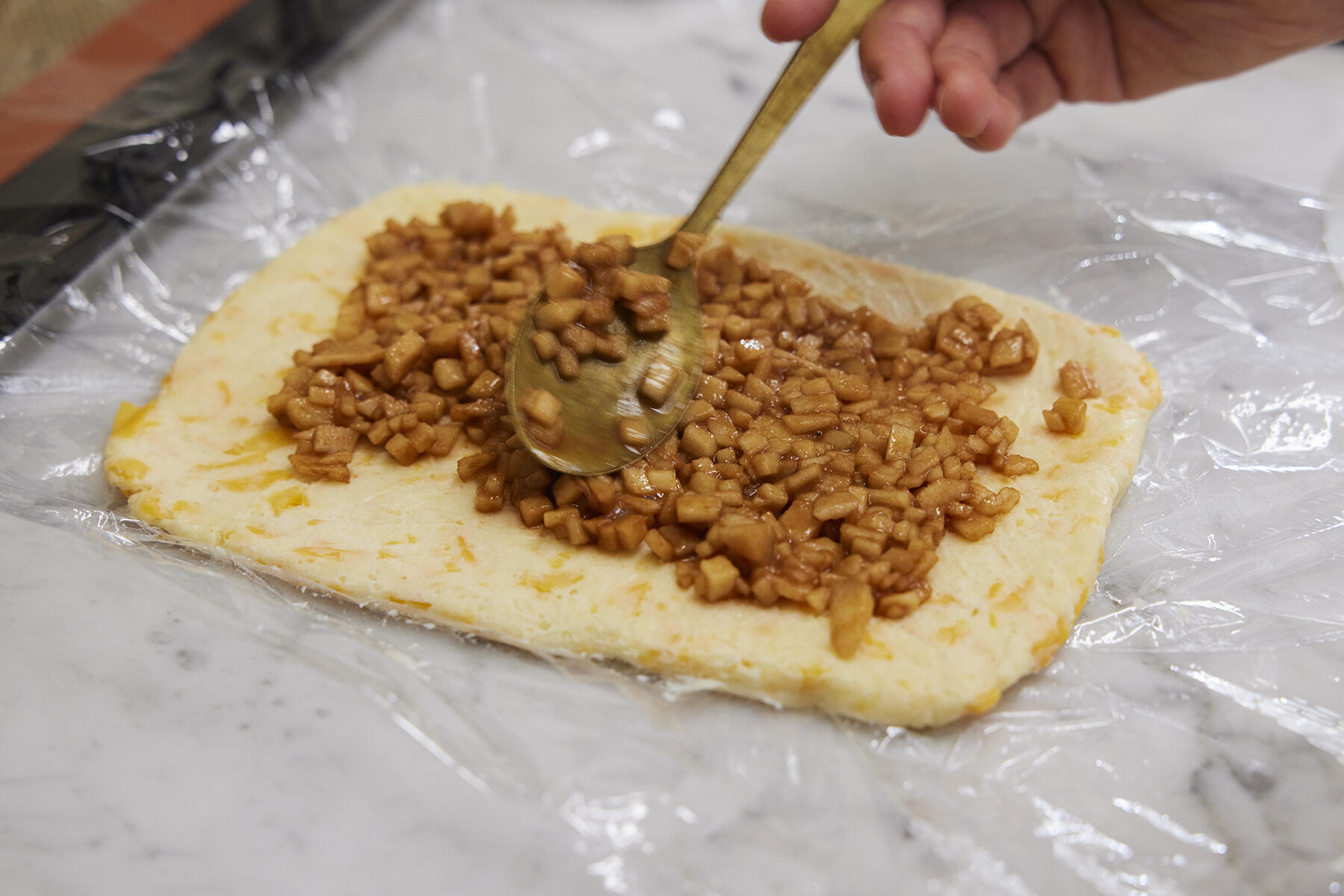 りんごをのせる