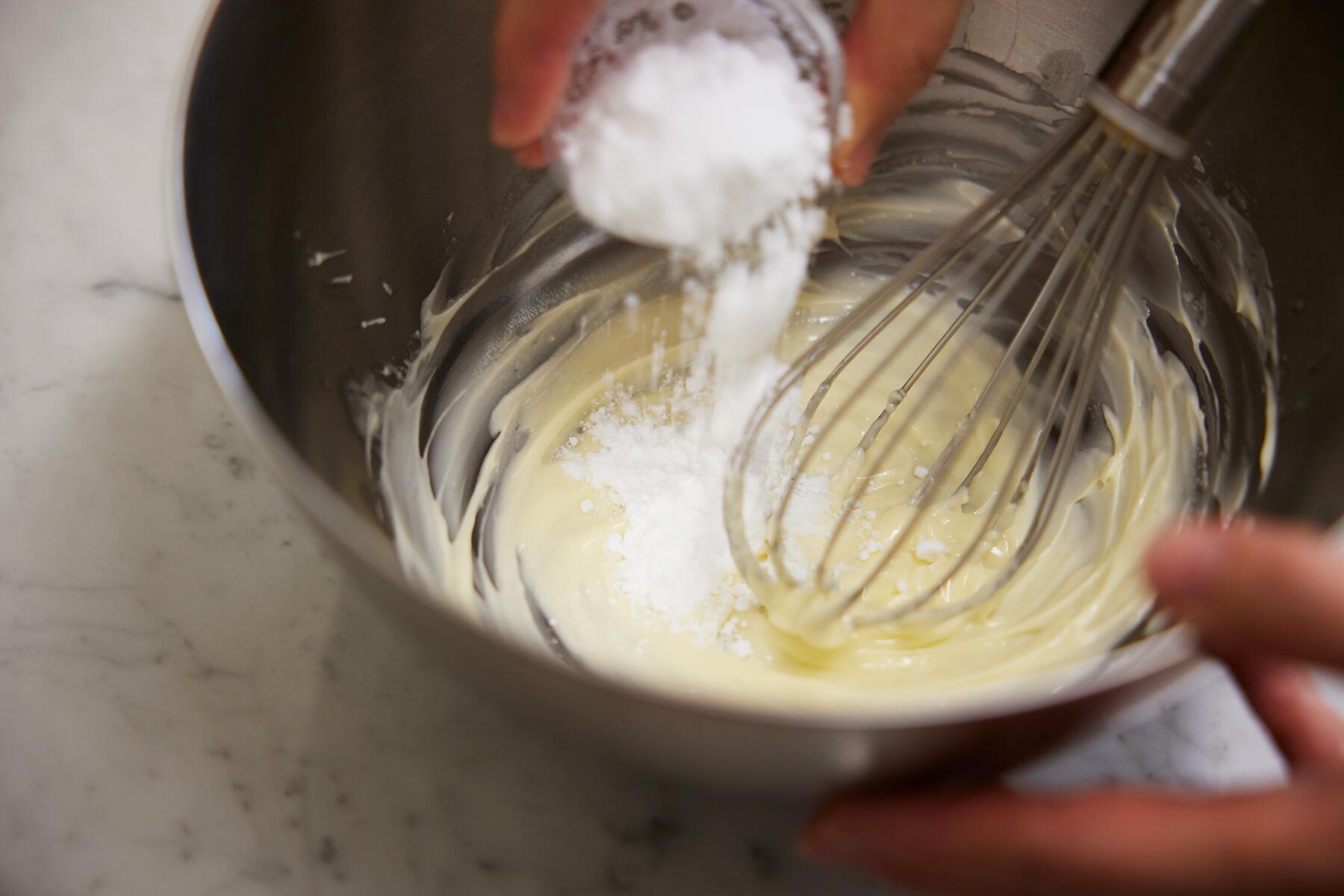 バターと粉糖を混ぜる