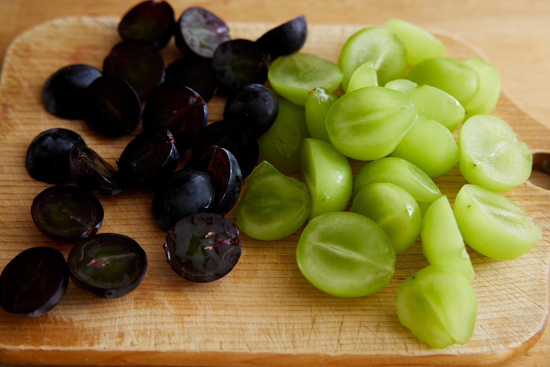 ぶどうをカットする