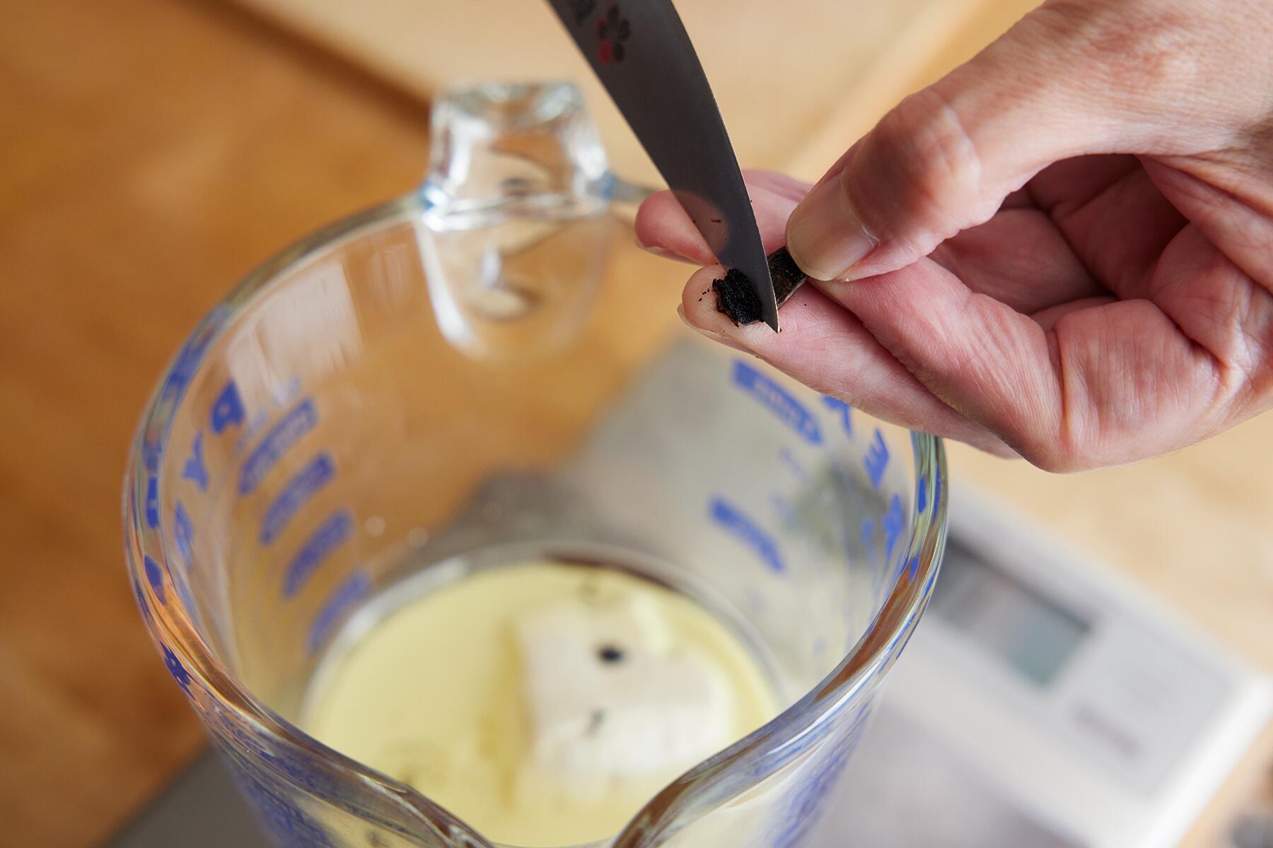 豆腐とシロップをカップに入れる