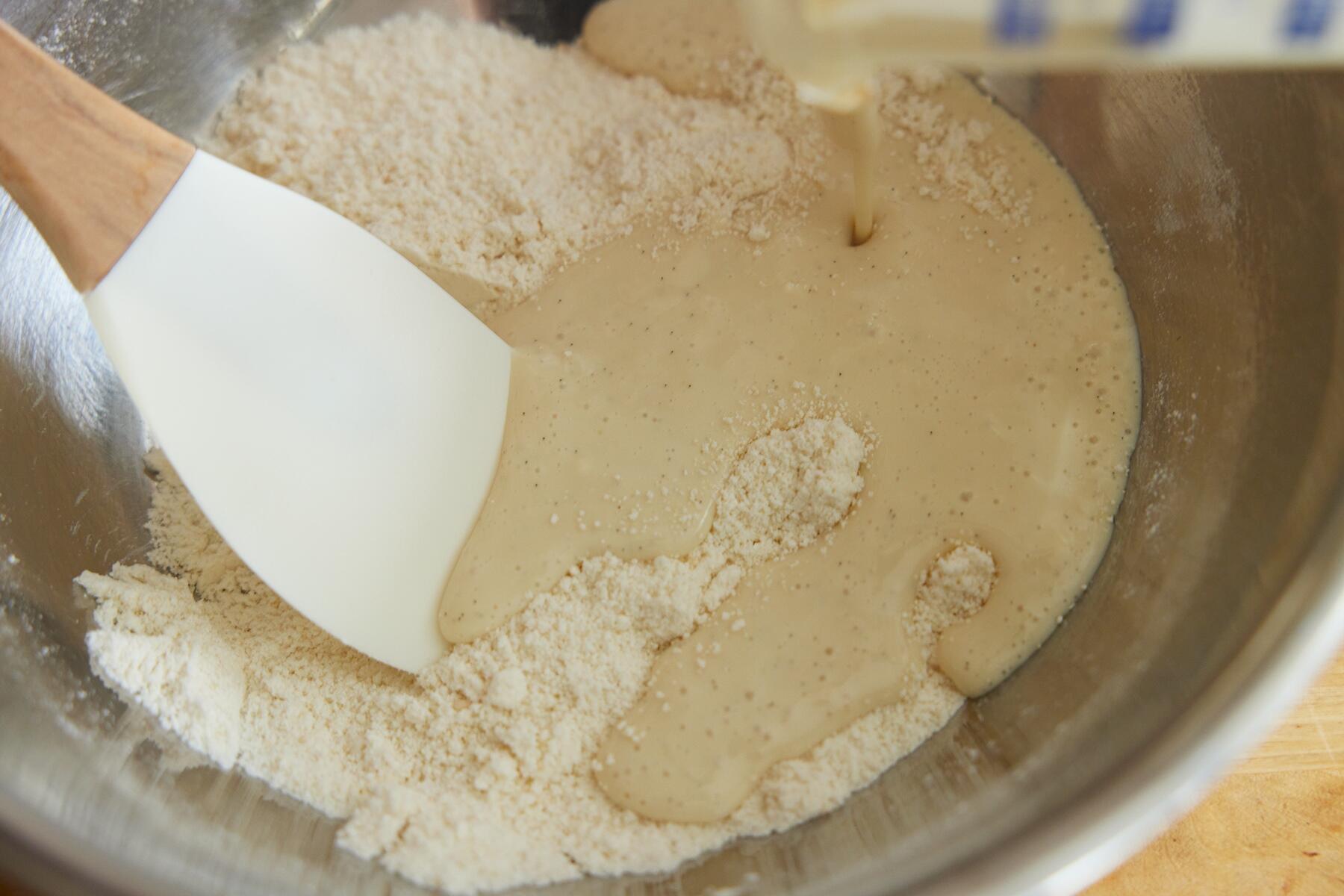 粉類とシロップを混ぜる