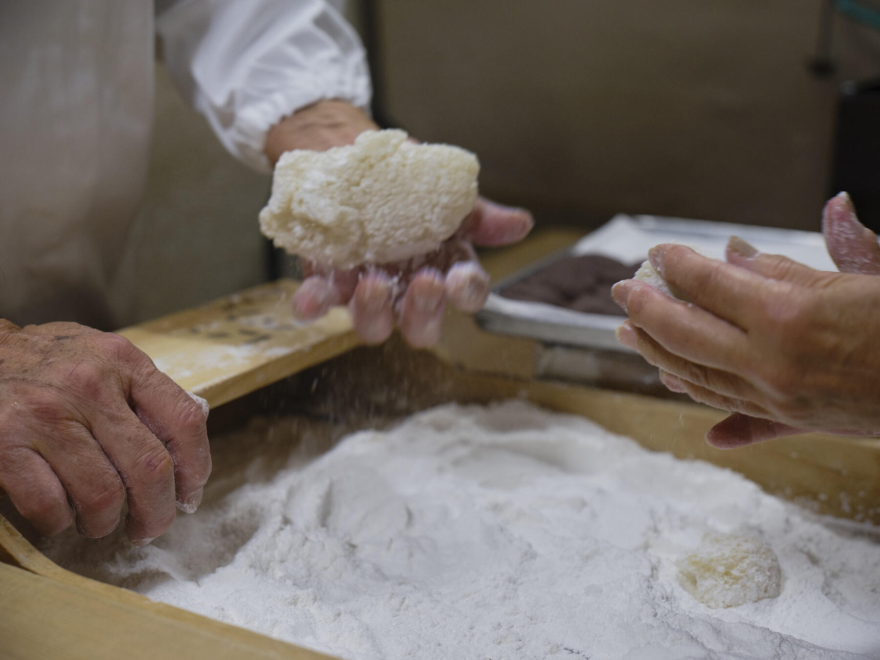 熱々を包む様子　2人の手