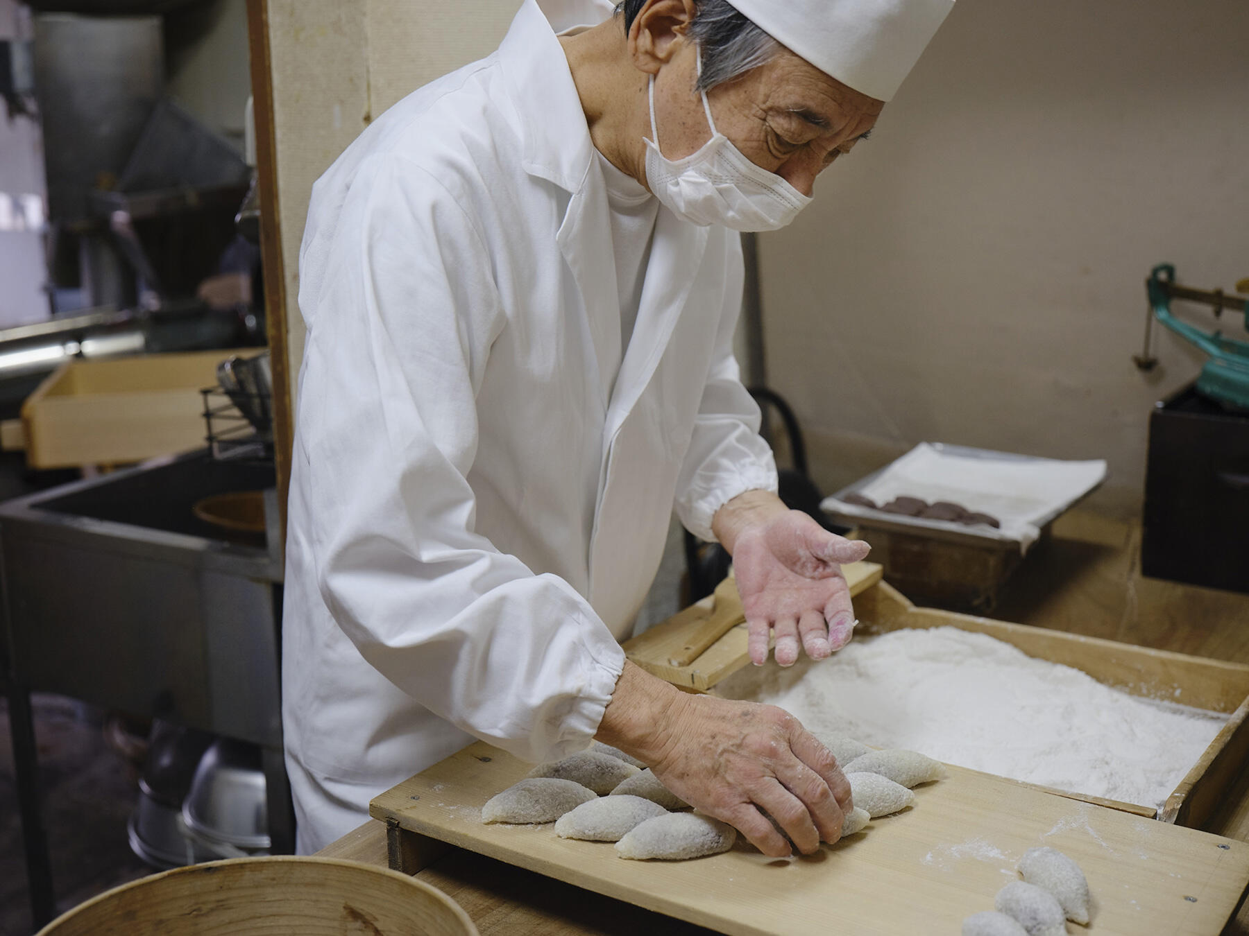 菓子を置く主人