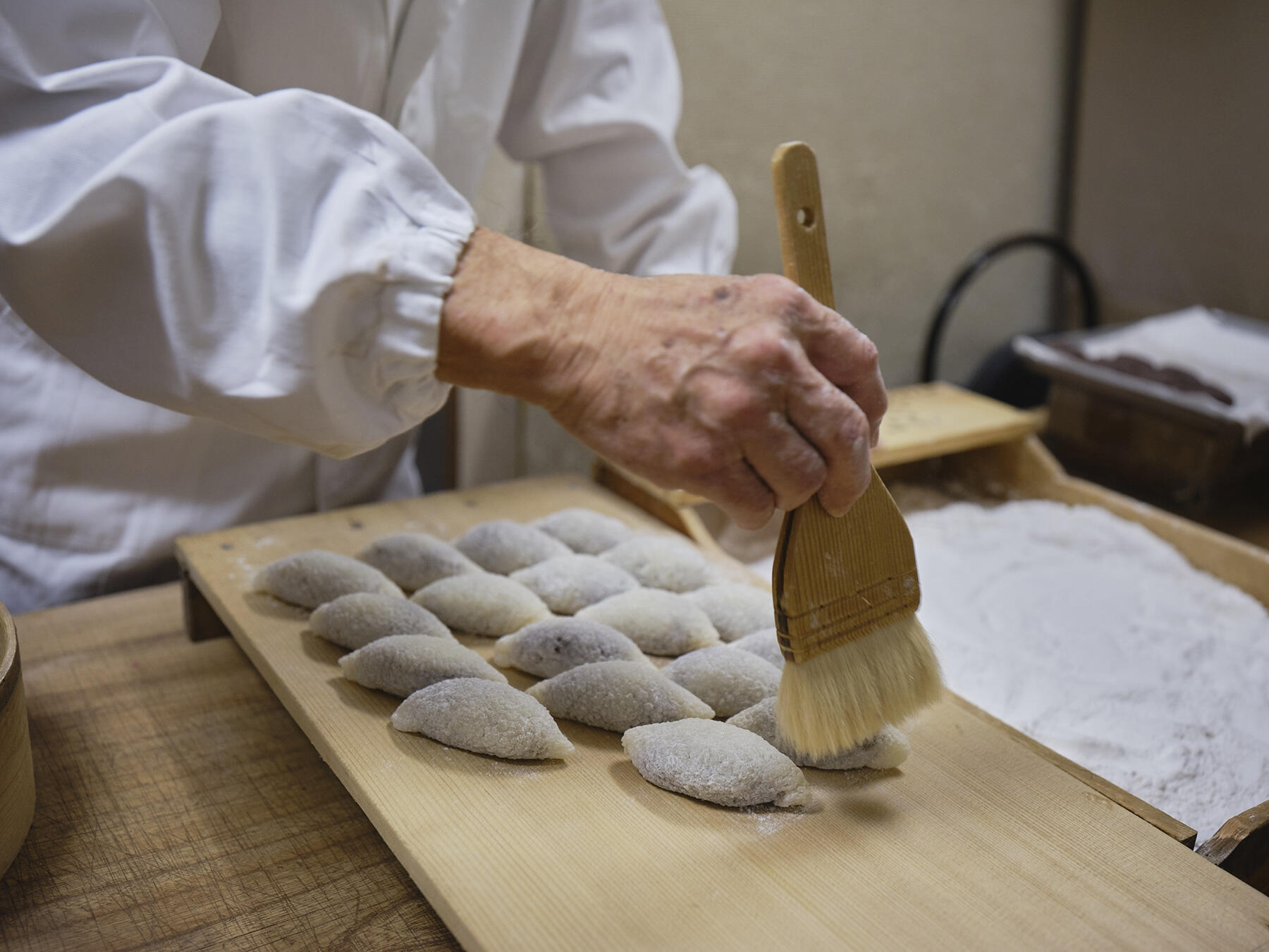 刷毛で粉を払う
