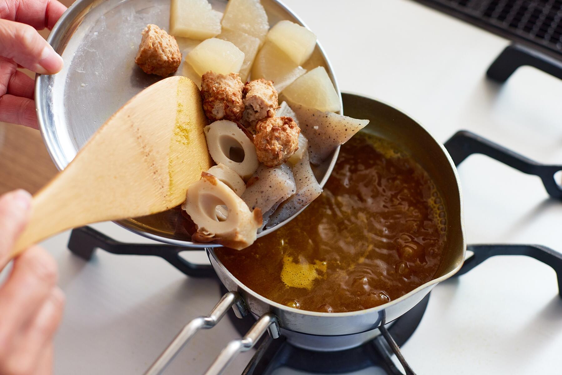 カレーつゆを仕立てる