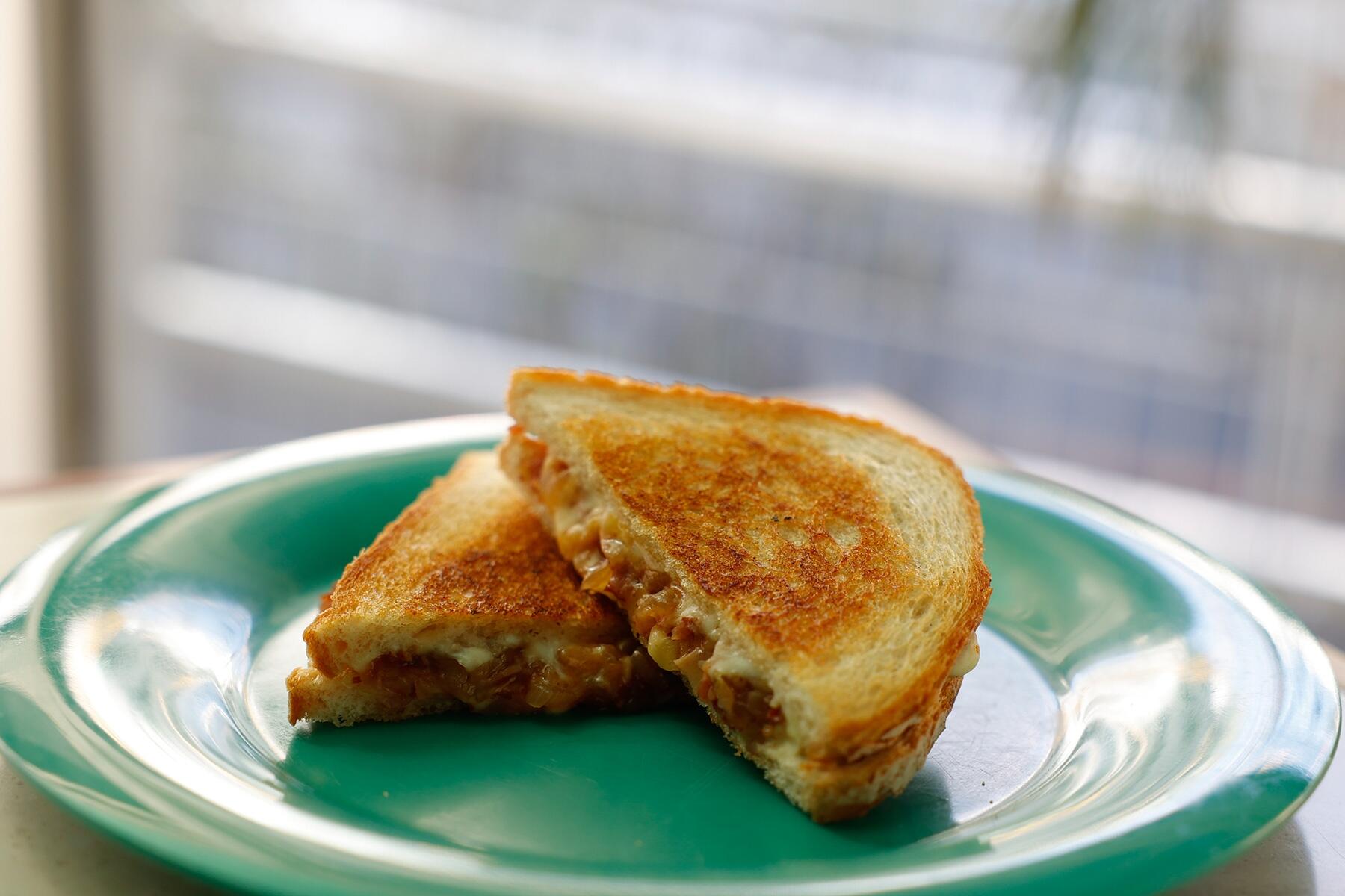 甘じょっぱさがクセになる“ベーコンジャムグリルドチーズサンド”